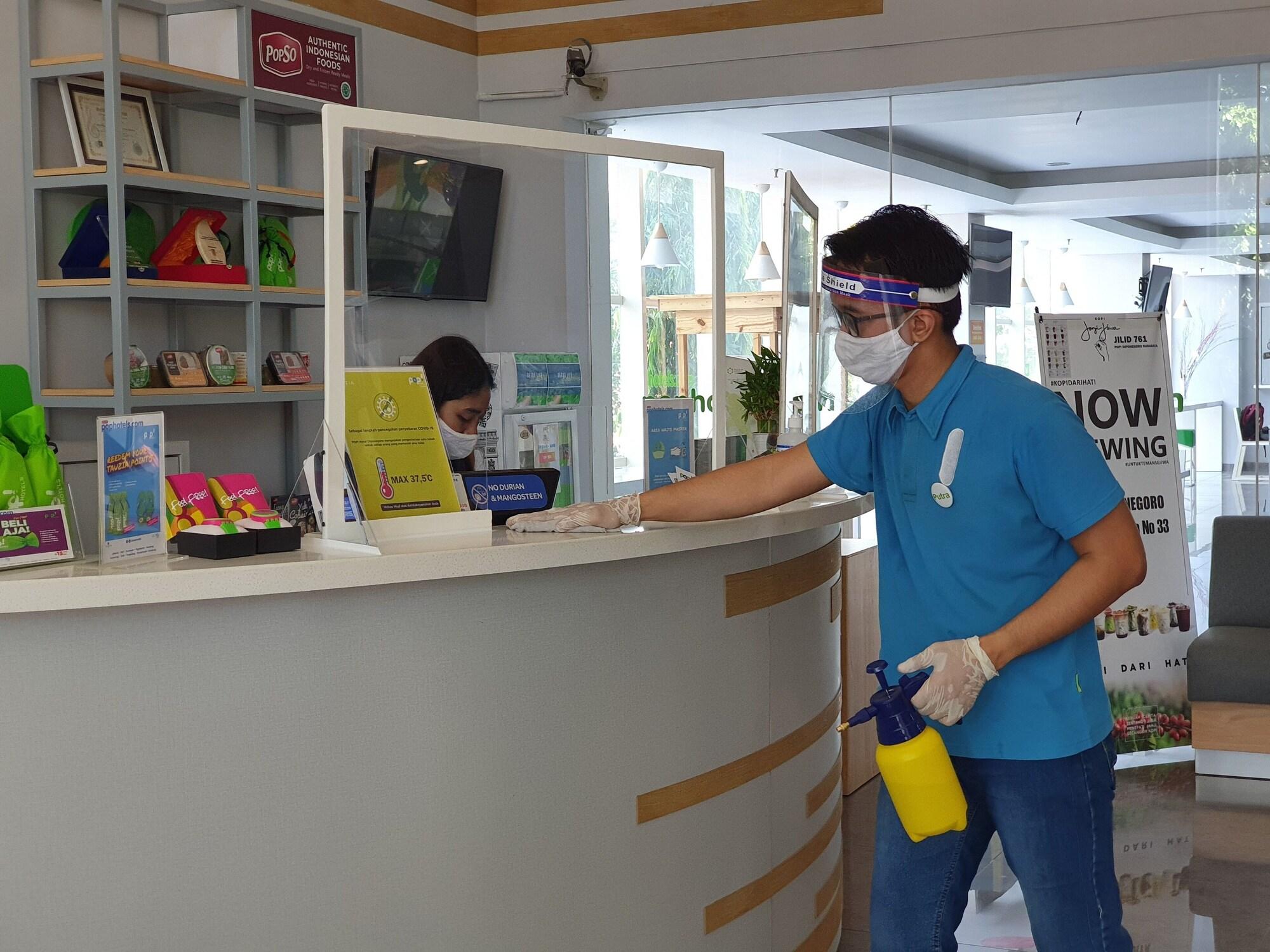 Vista Lobby POP! Hotel Diponegoro Surabaya