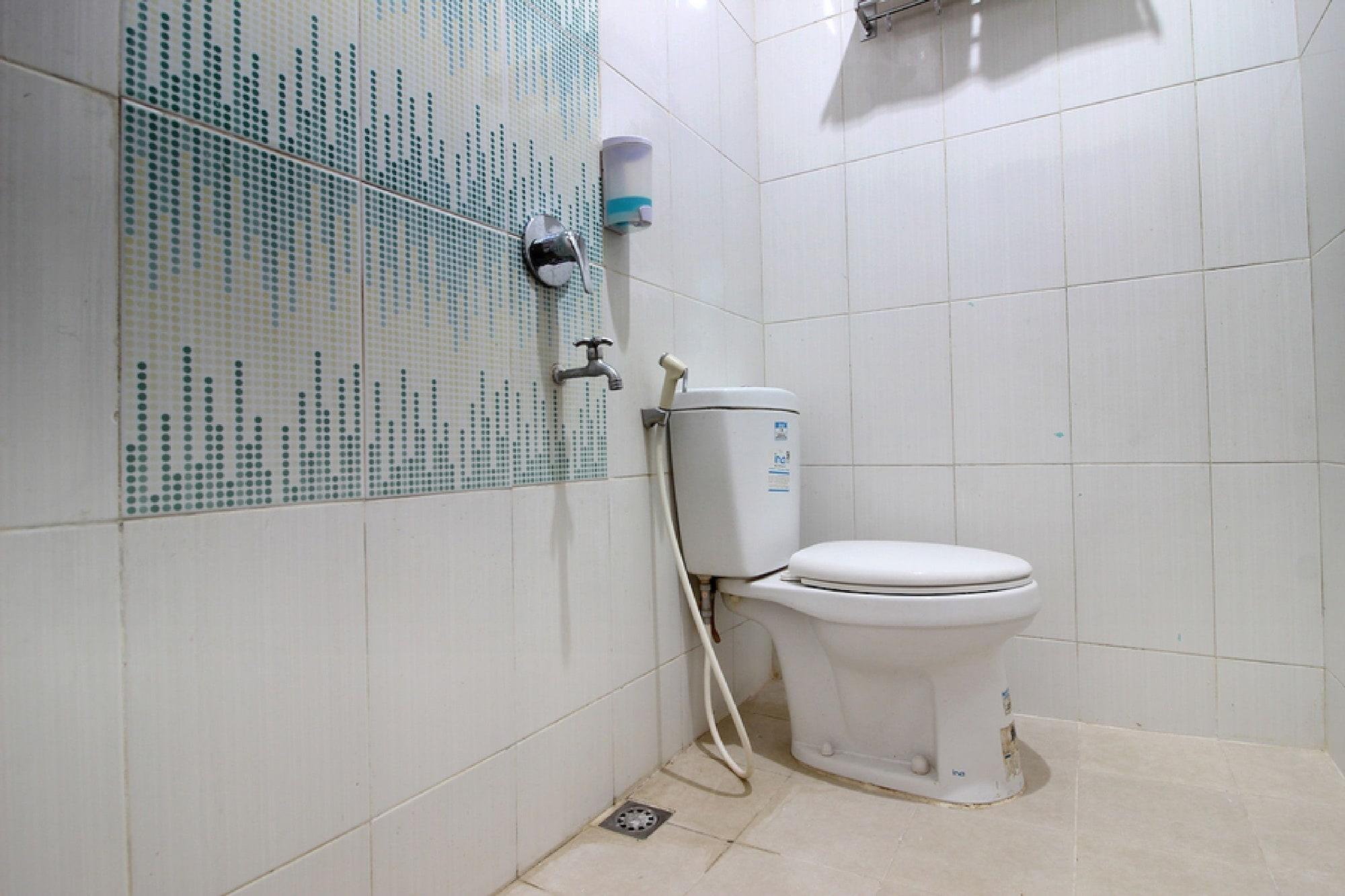 Equipamiento de Habitación RedDoorz Plus Syariah near Lempuyangan Station 3