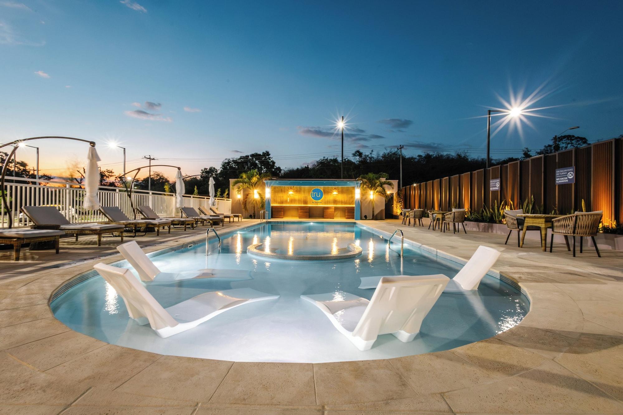 Vista Piscina Tru By Hilton Distrito Palmerola