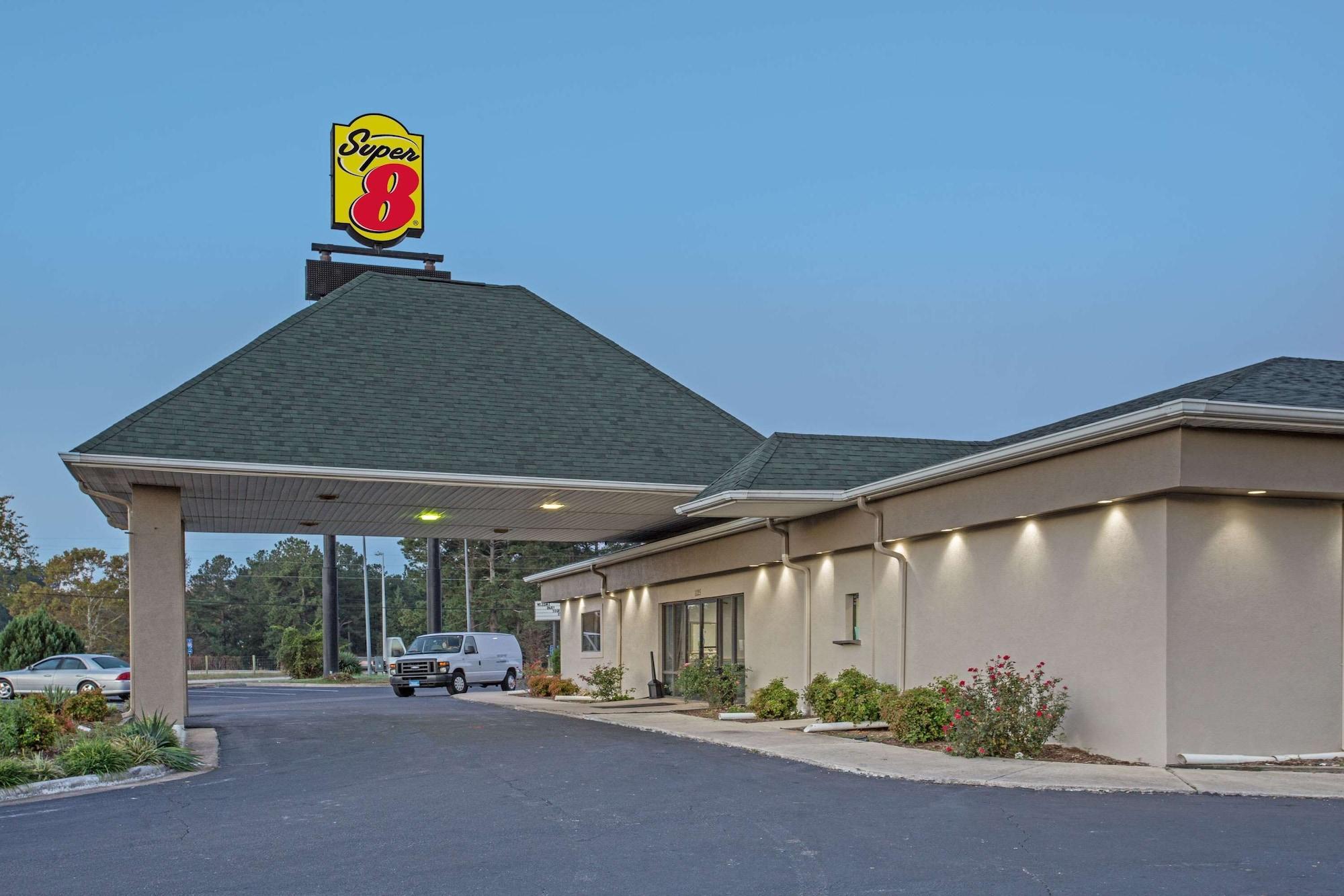 Vista Exterior Super 8 by Wyndham Dunn