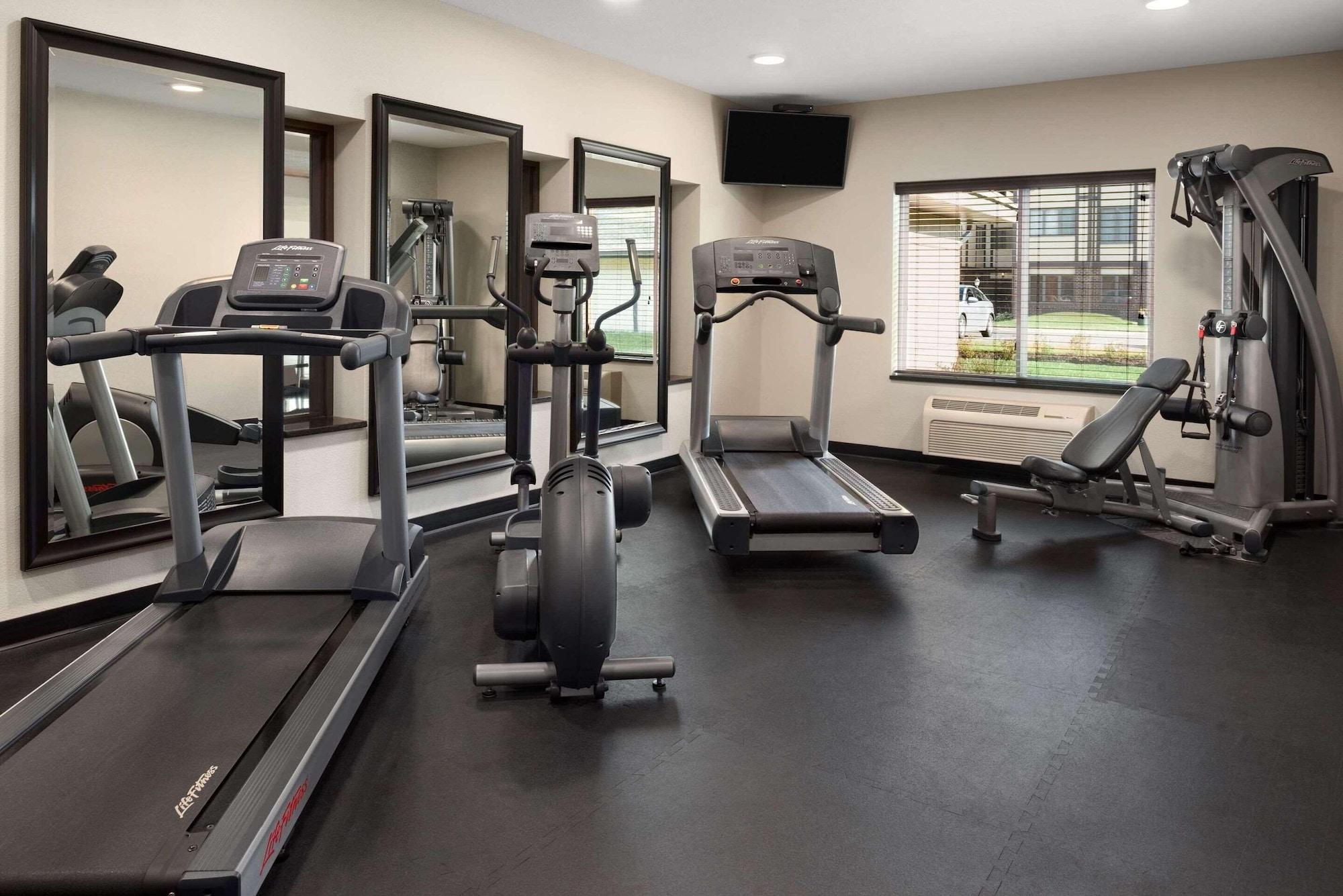 Gimnasio Country Inn & Suites by Radisson, St. Cloud West, MN