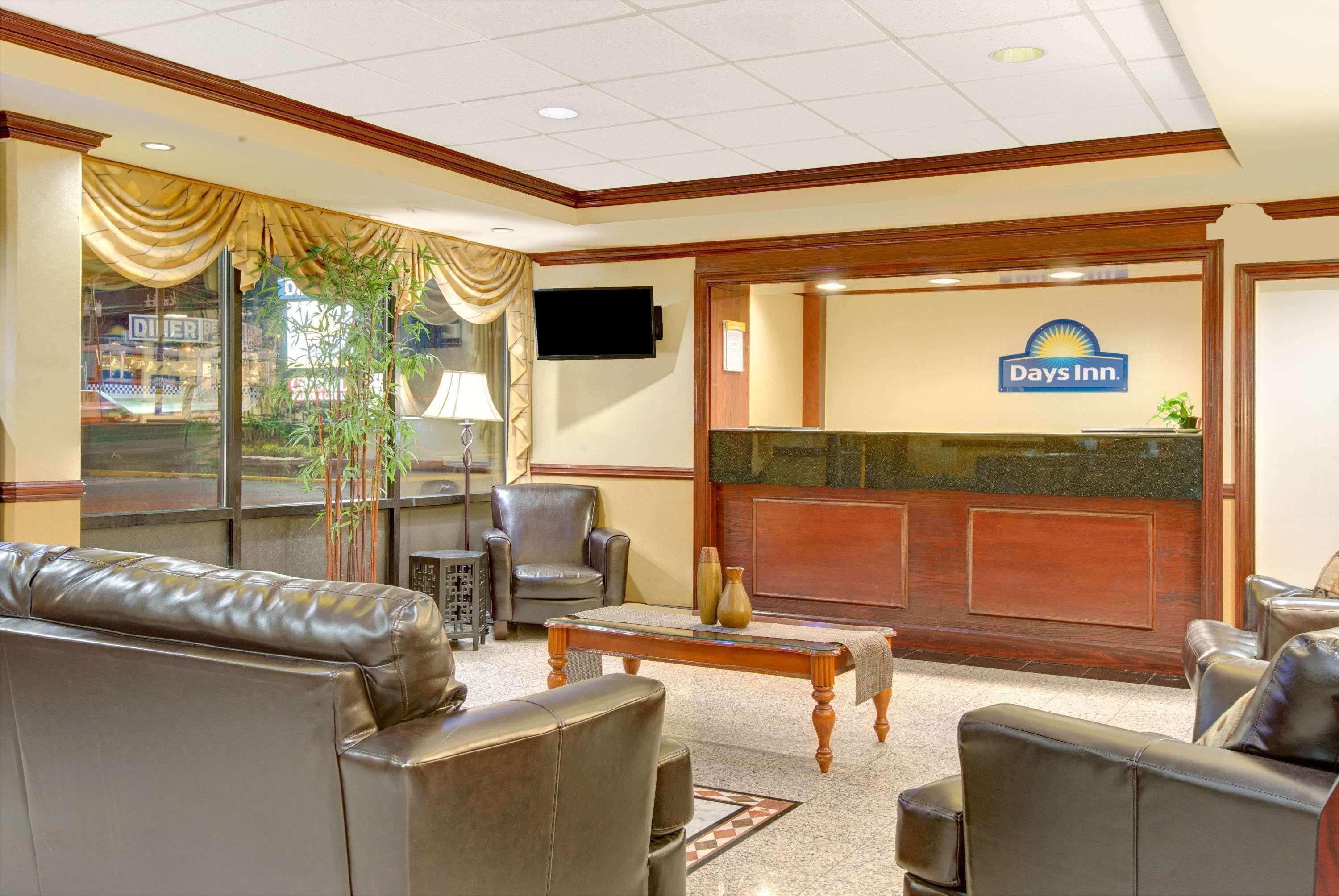 Vista Lobby Days Inn by Wyndham Towson
