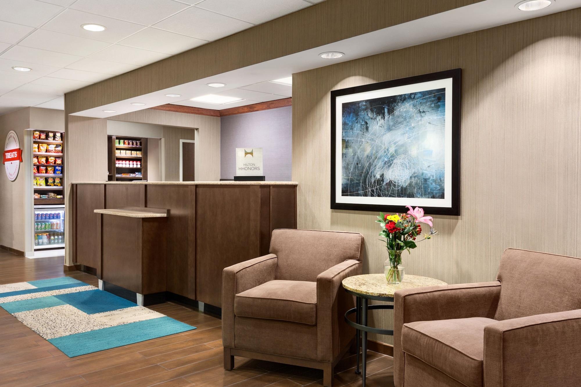Vista Lobby Hampton Inn Philadelphia Mt. Laurel