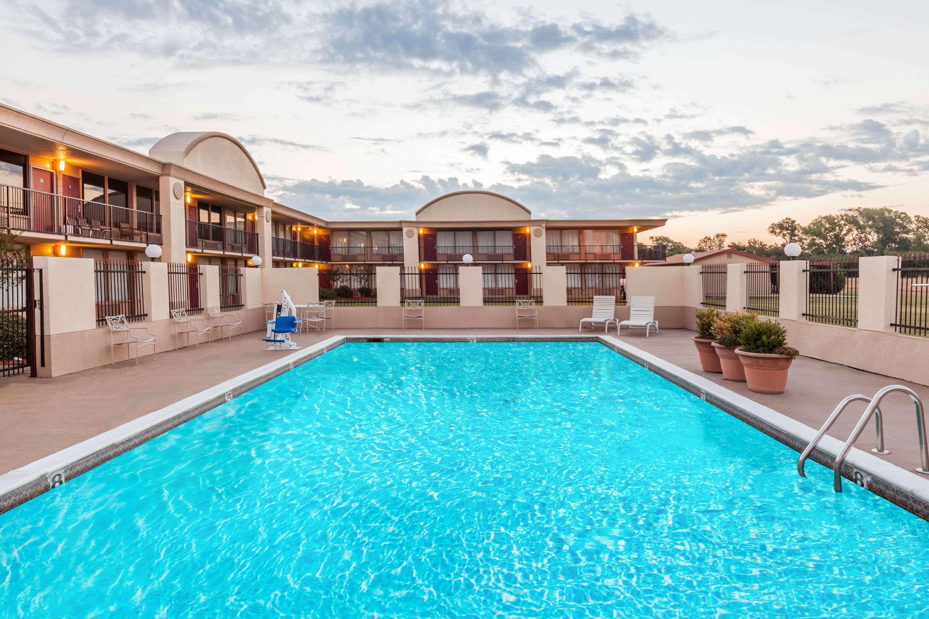 Vista Piscina Days Inn by Wyndham Hillsboro TX