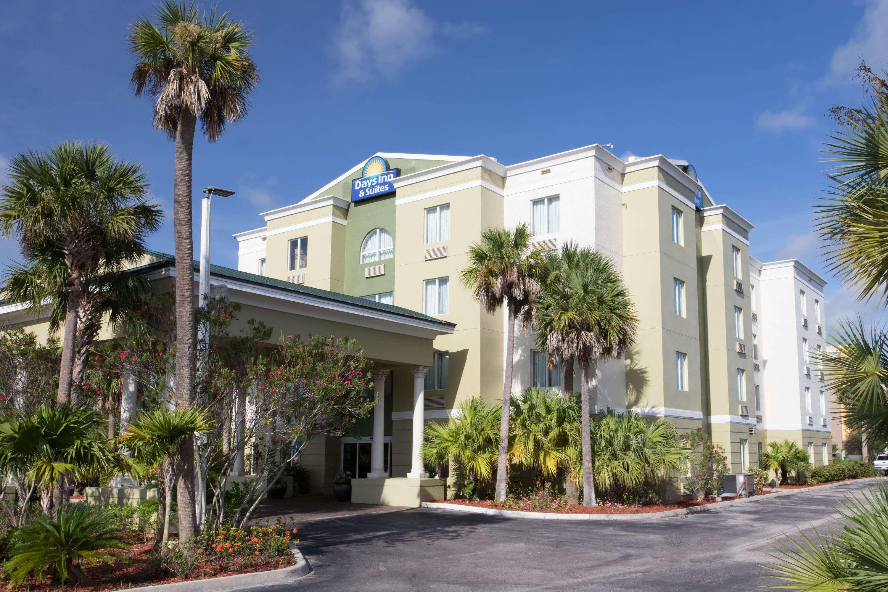 Vista Exterior Days Inn & Suites by Wyndham Fort Pierce I-95