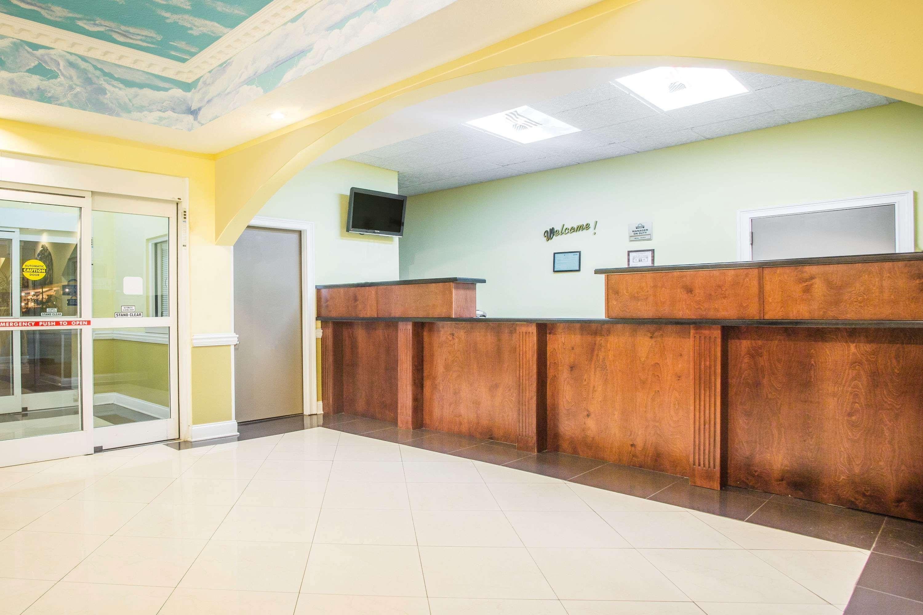 Vista Lobby Days Inn & Suites by Wyndham Swainsboro