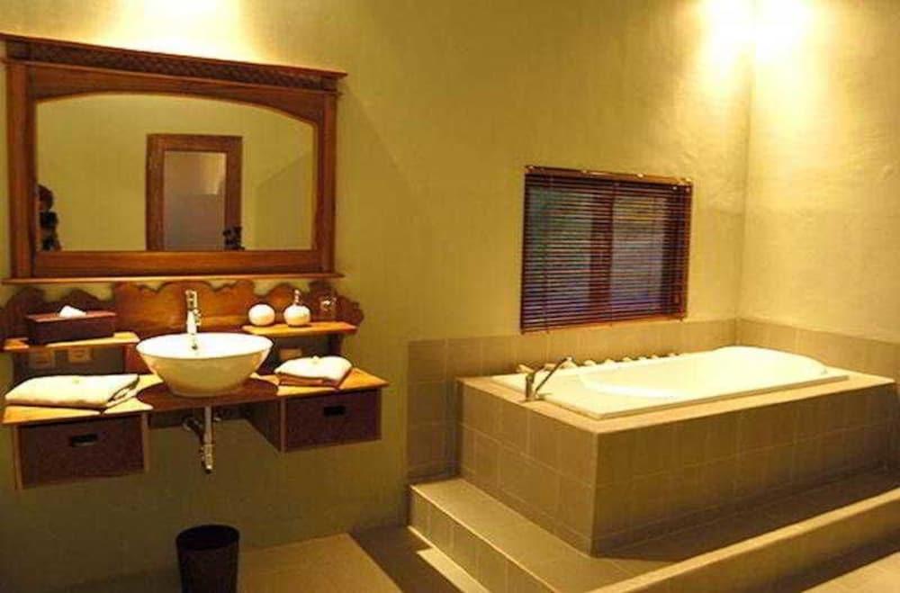 Baño Anda Amed Resort