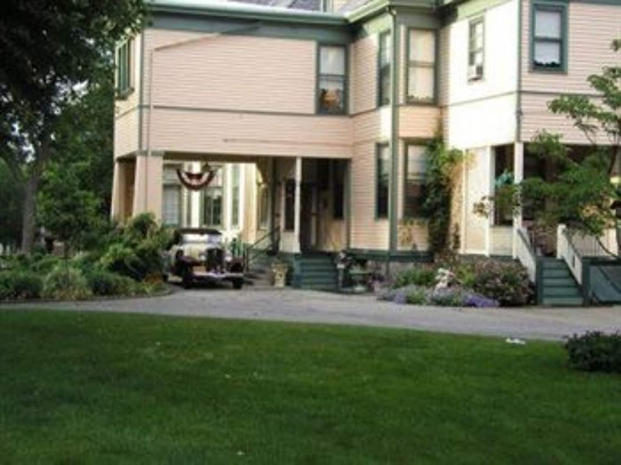 Vista Exterior Oliver Inn Bed and Breakfast