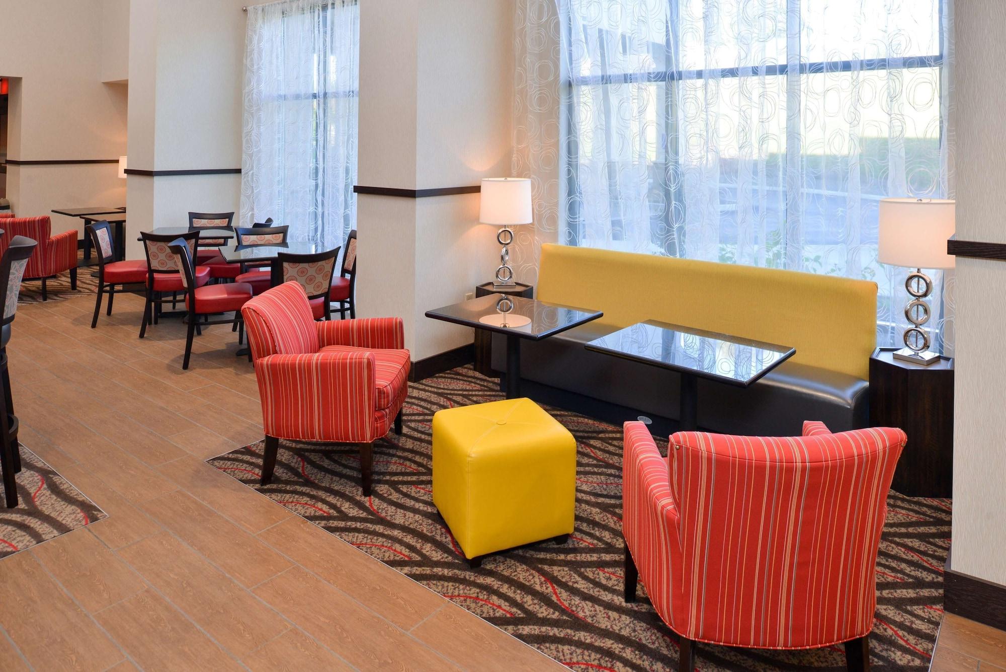 Vista Lobby Hampton Inn & Suites California University-Pittsburgh