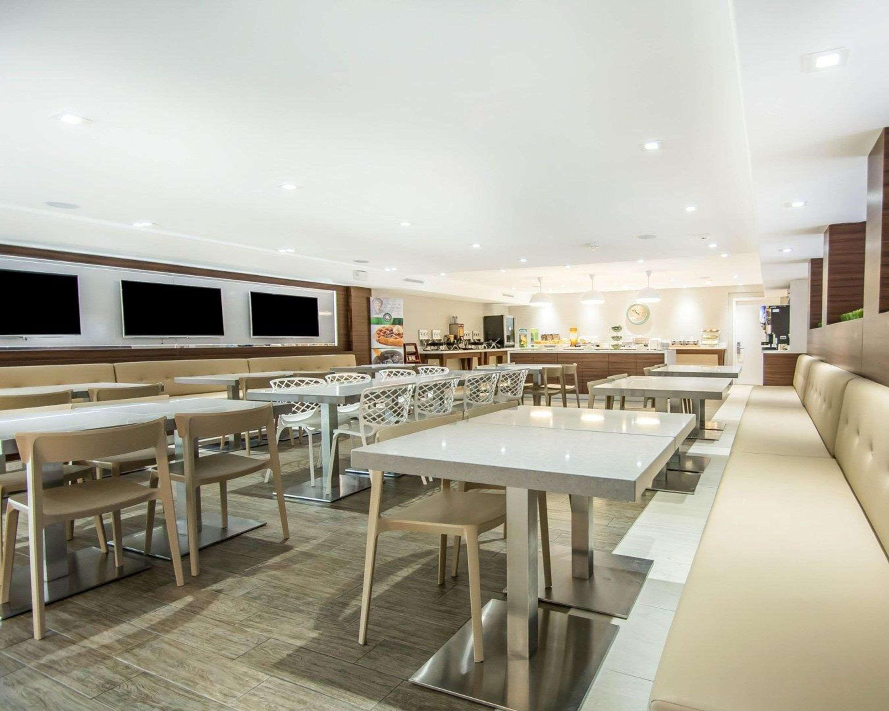 Restaurant Quality Inn & Suites By the Parks