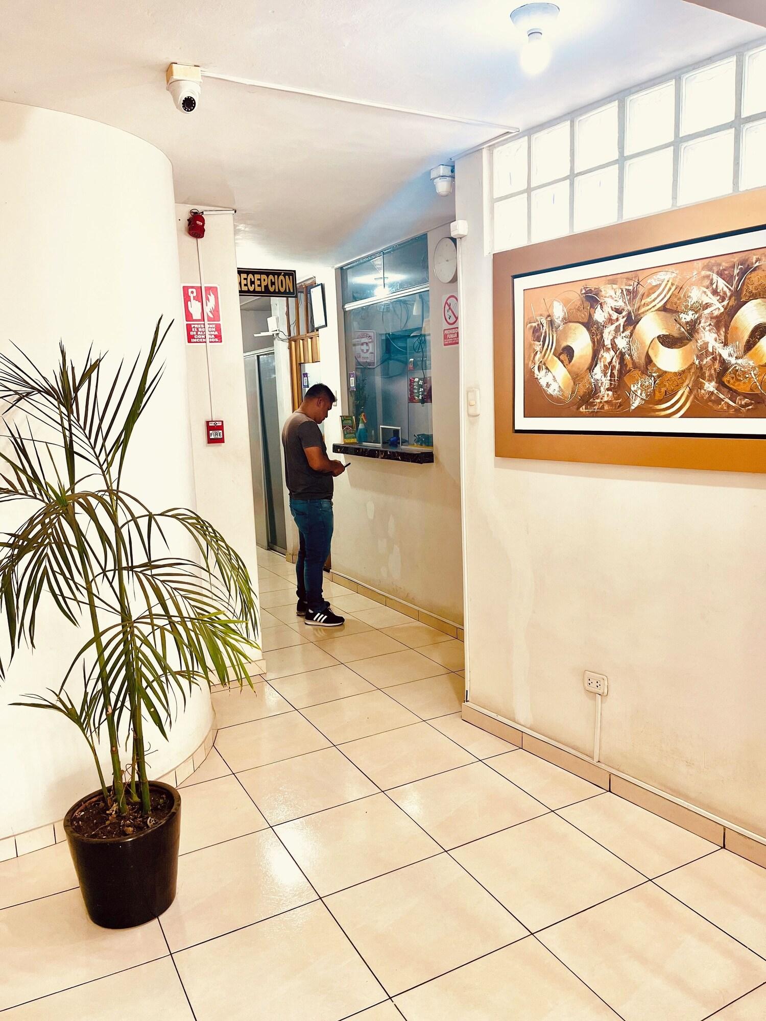 Vista Lobby Hospedaje Napoles Trujillo