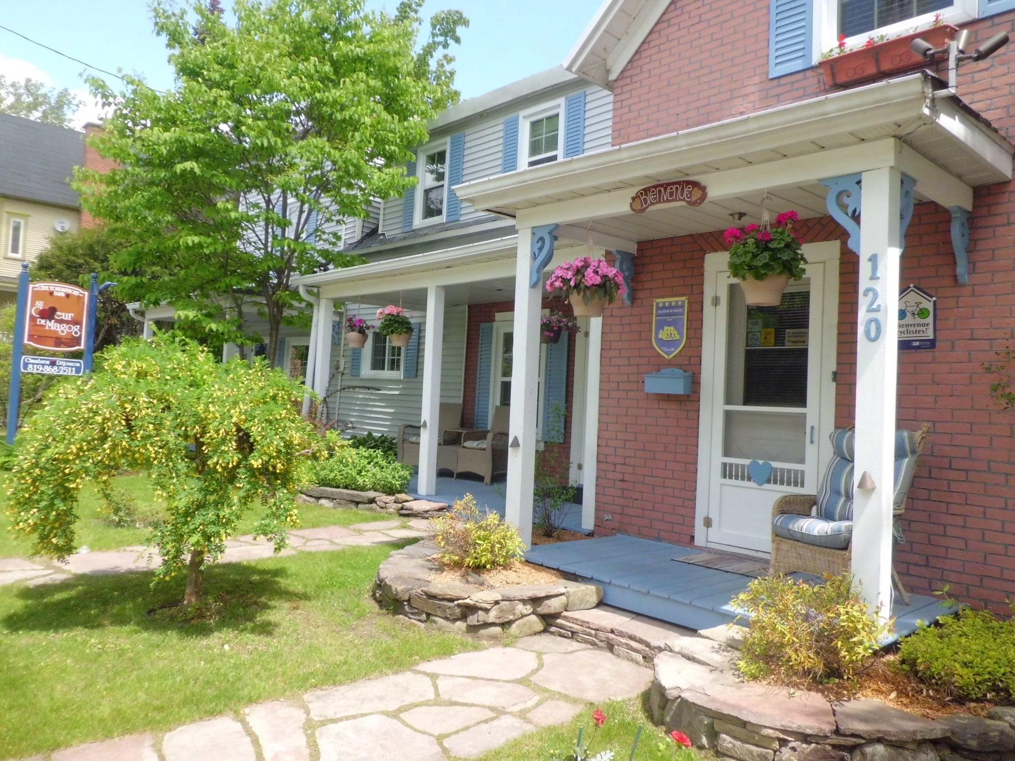 Vista Exterior Au Coeur de Magog B&B
