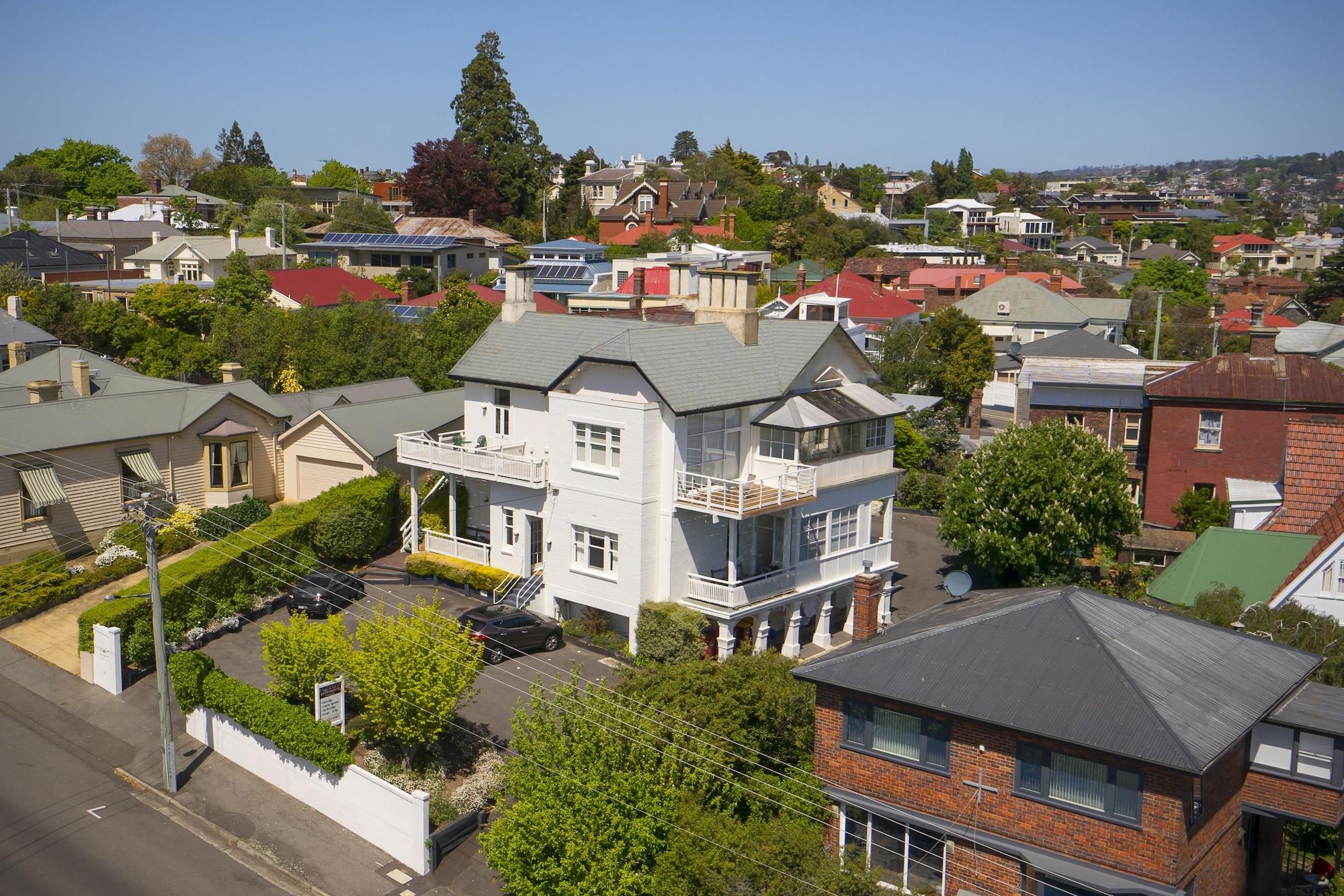 Varios Highbury Apartments