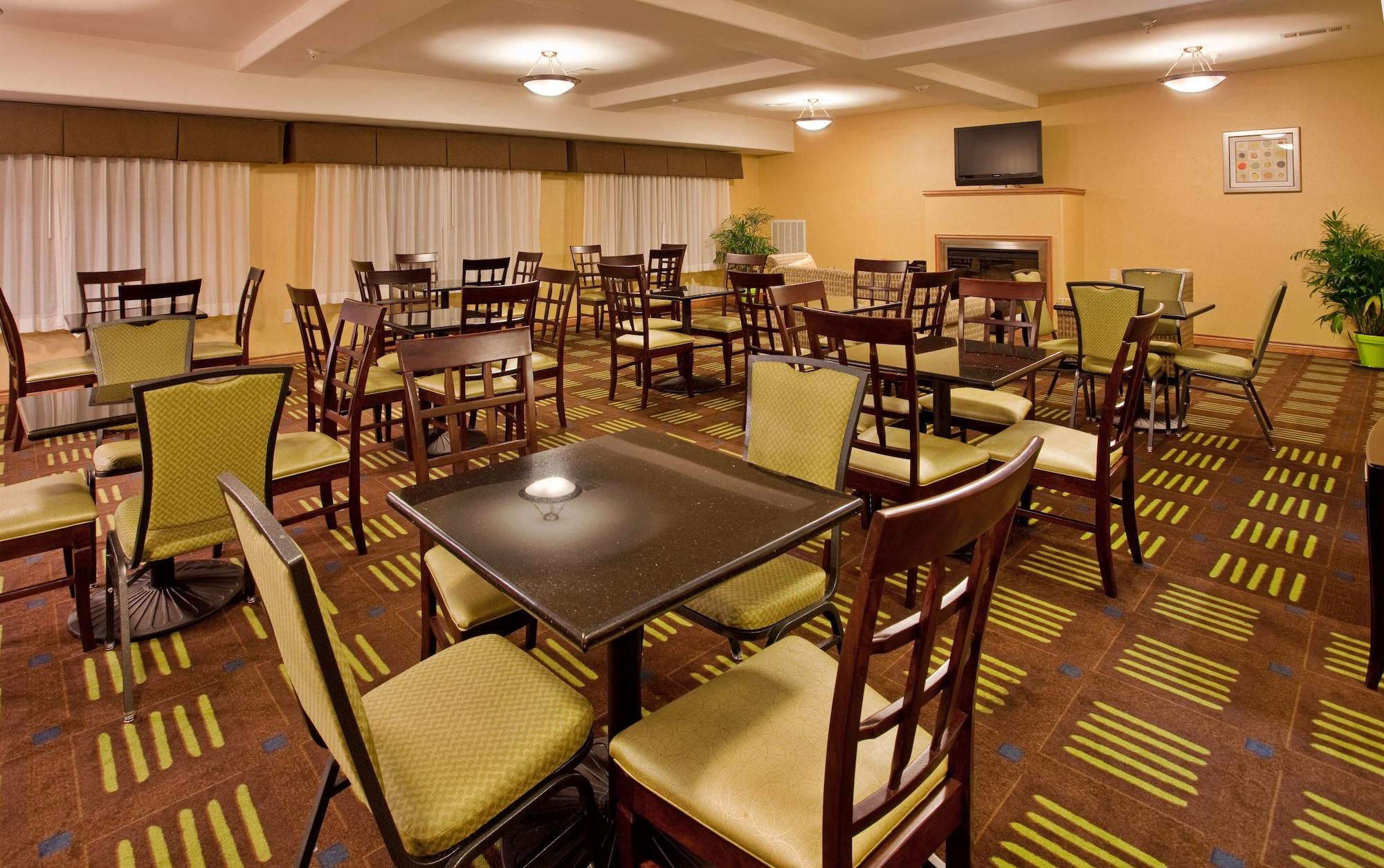 Restaurant Holiday Inn Express Hotel & Stes Kansas City Sports Complex by IHG