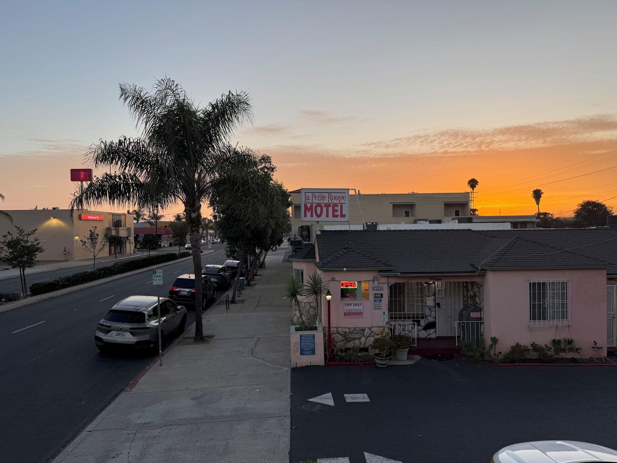 Varios La Petite Rouge Motel