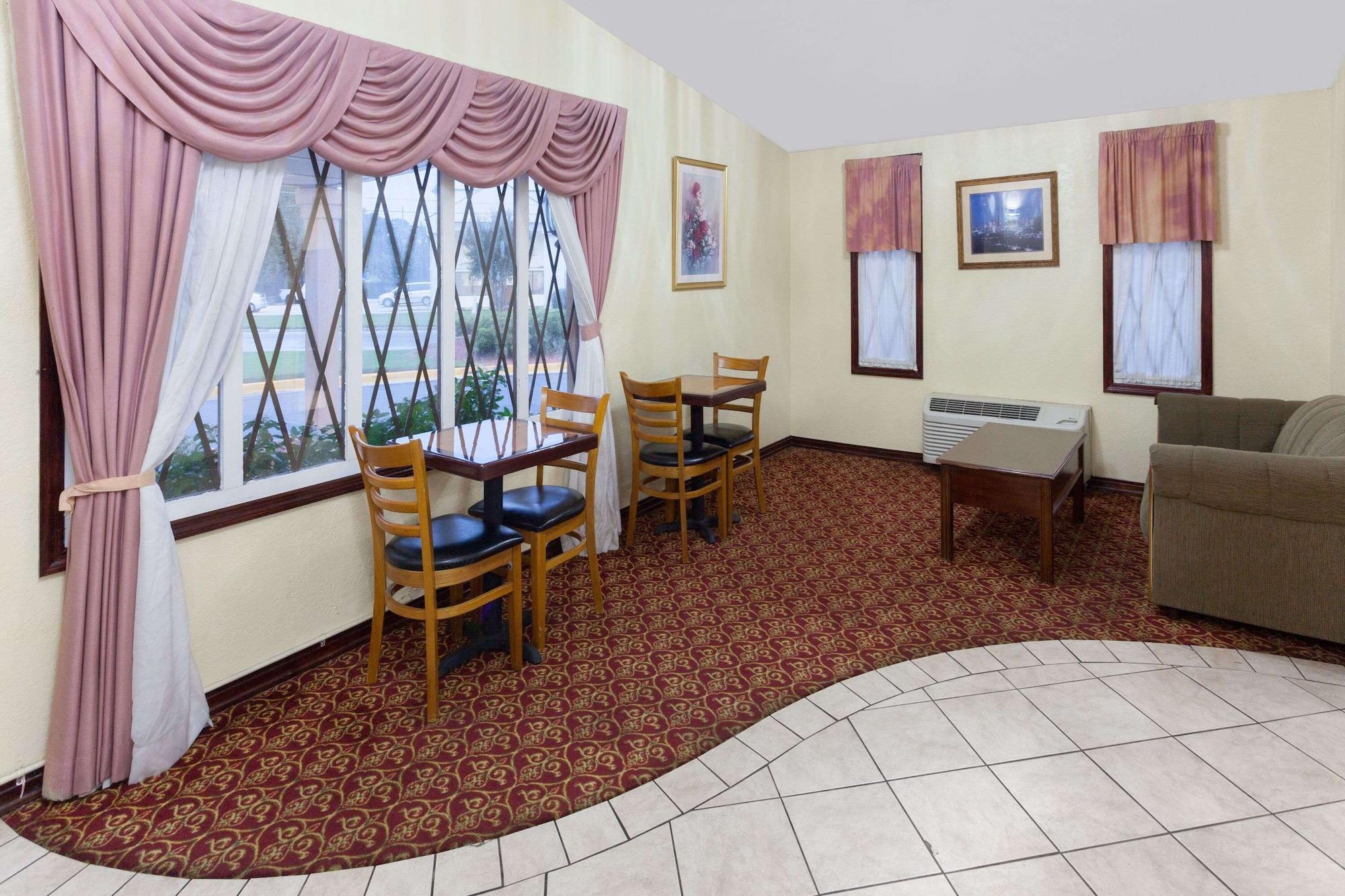 Vista Lobby Knights Inn Tucker