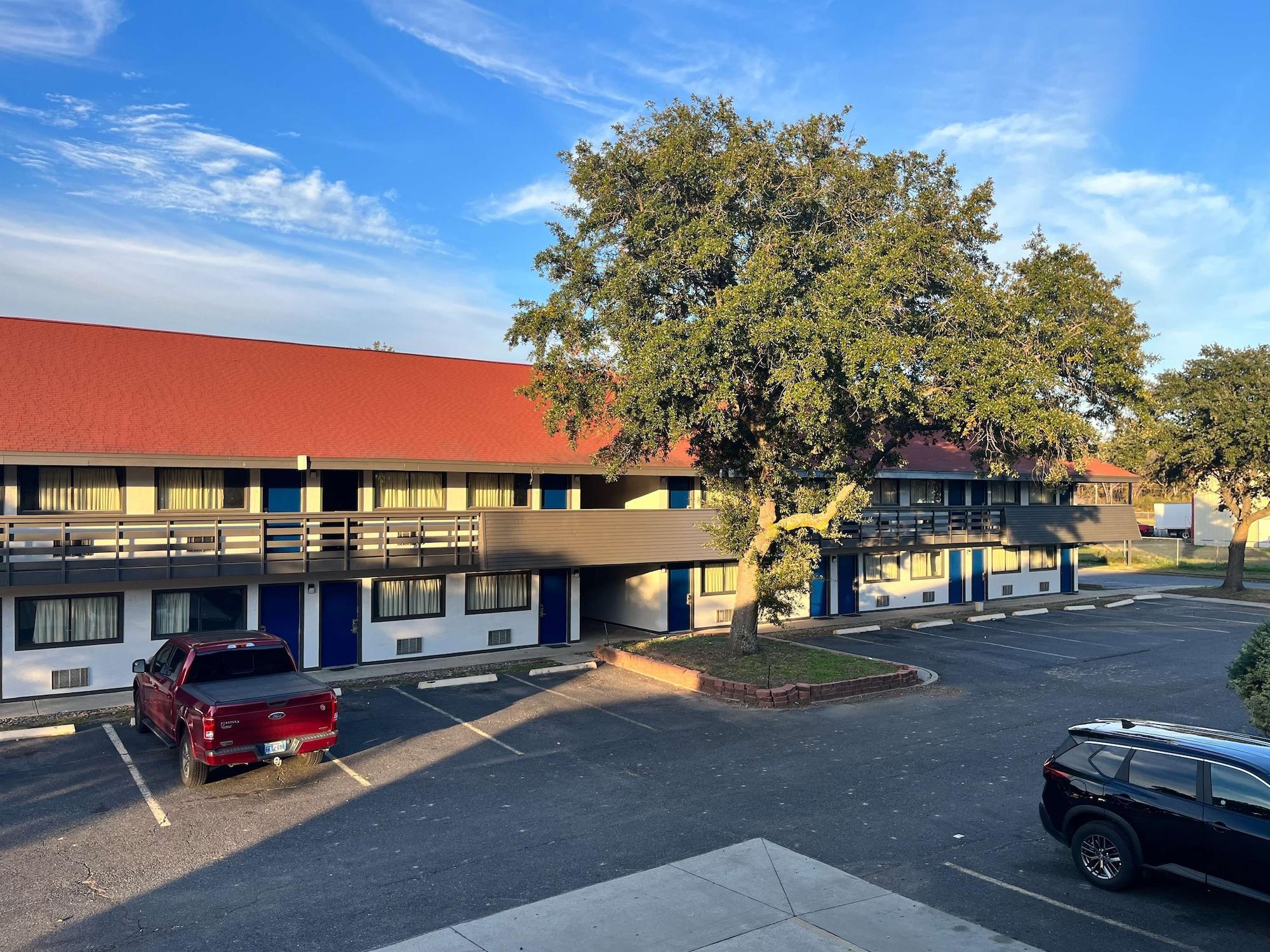 Varios Studio 6 Suites Shreveport, LA – Industrial Loop