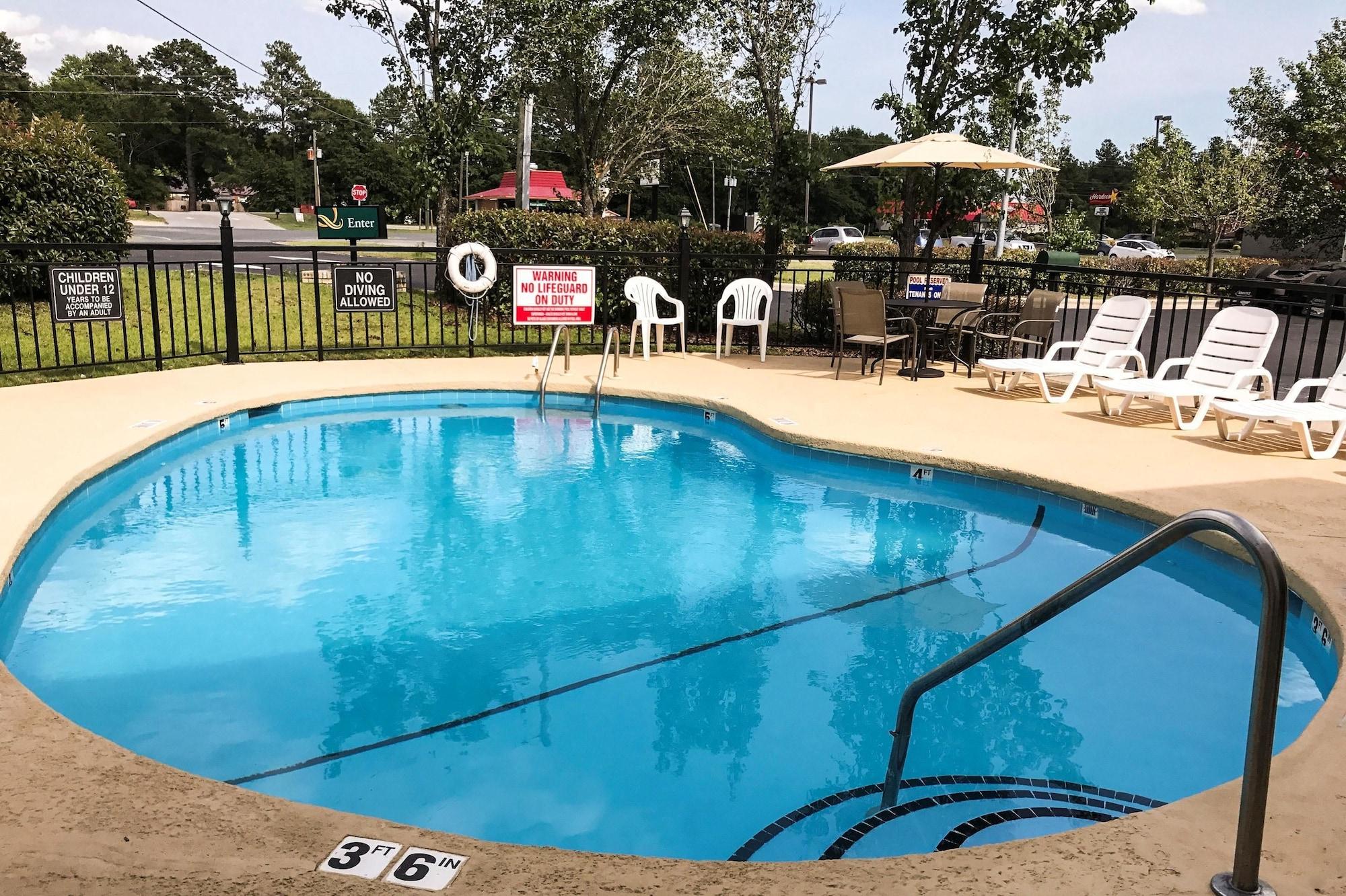 Varios Quality Inn Raeford