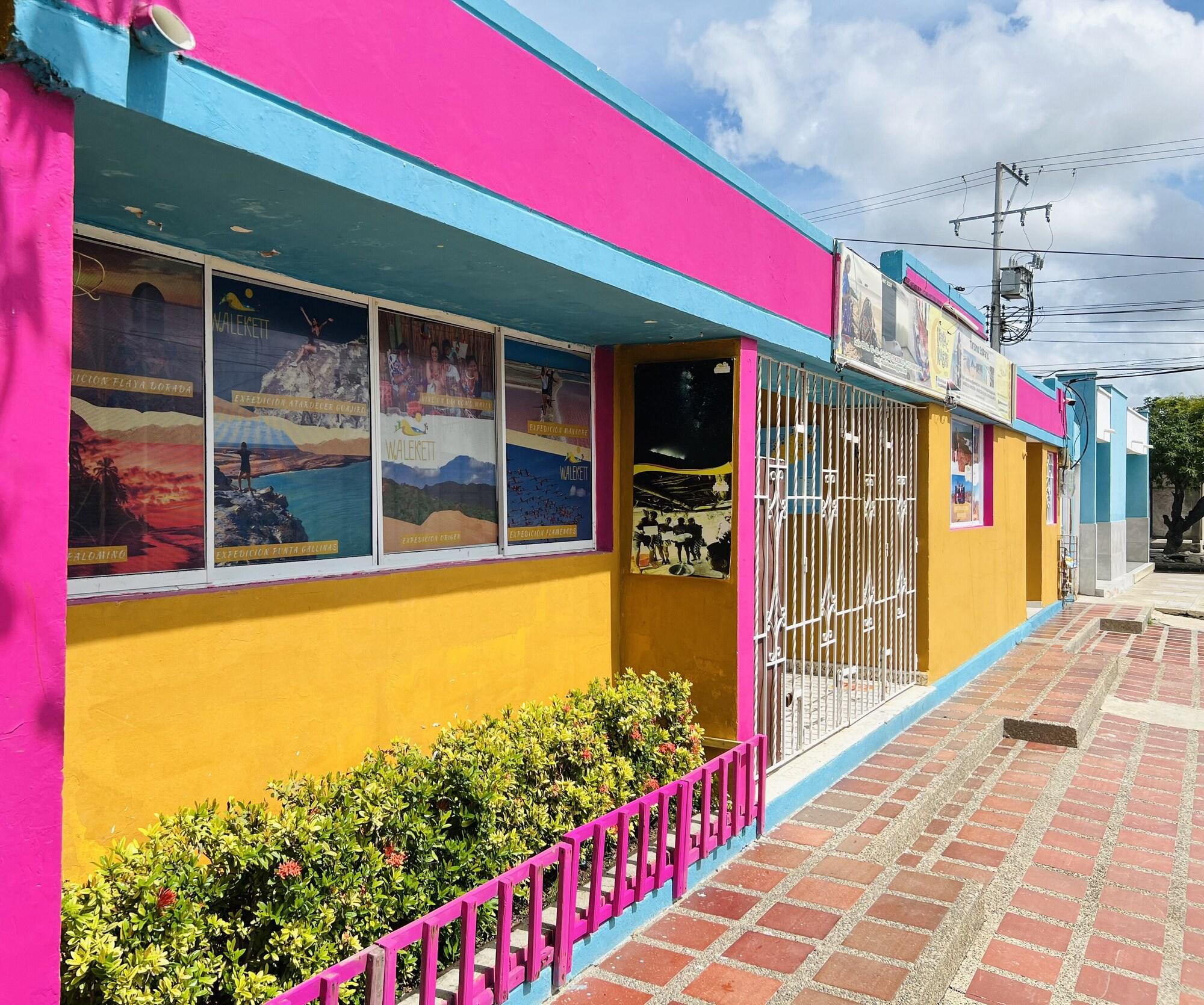 Varios Hostel Liwa Kashi