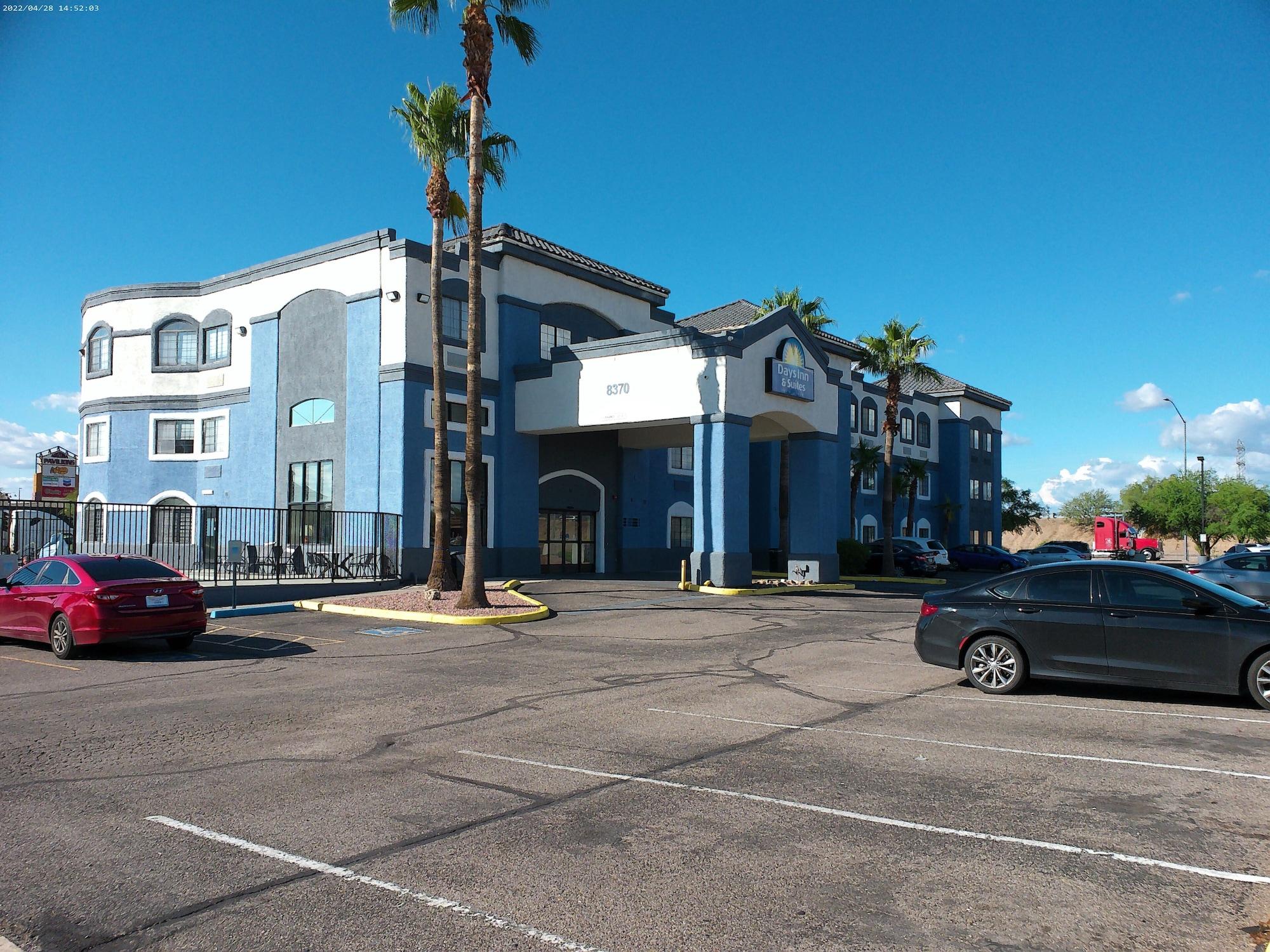 Vista Exterior Days Inn & Suites by Wyndham Tucson/Marana