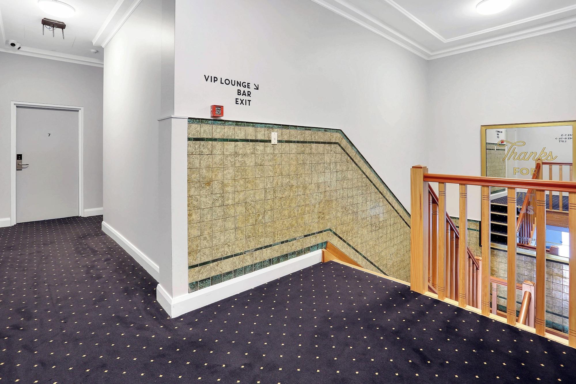 Varios Penshurst Hotel