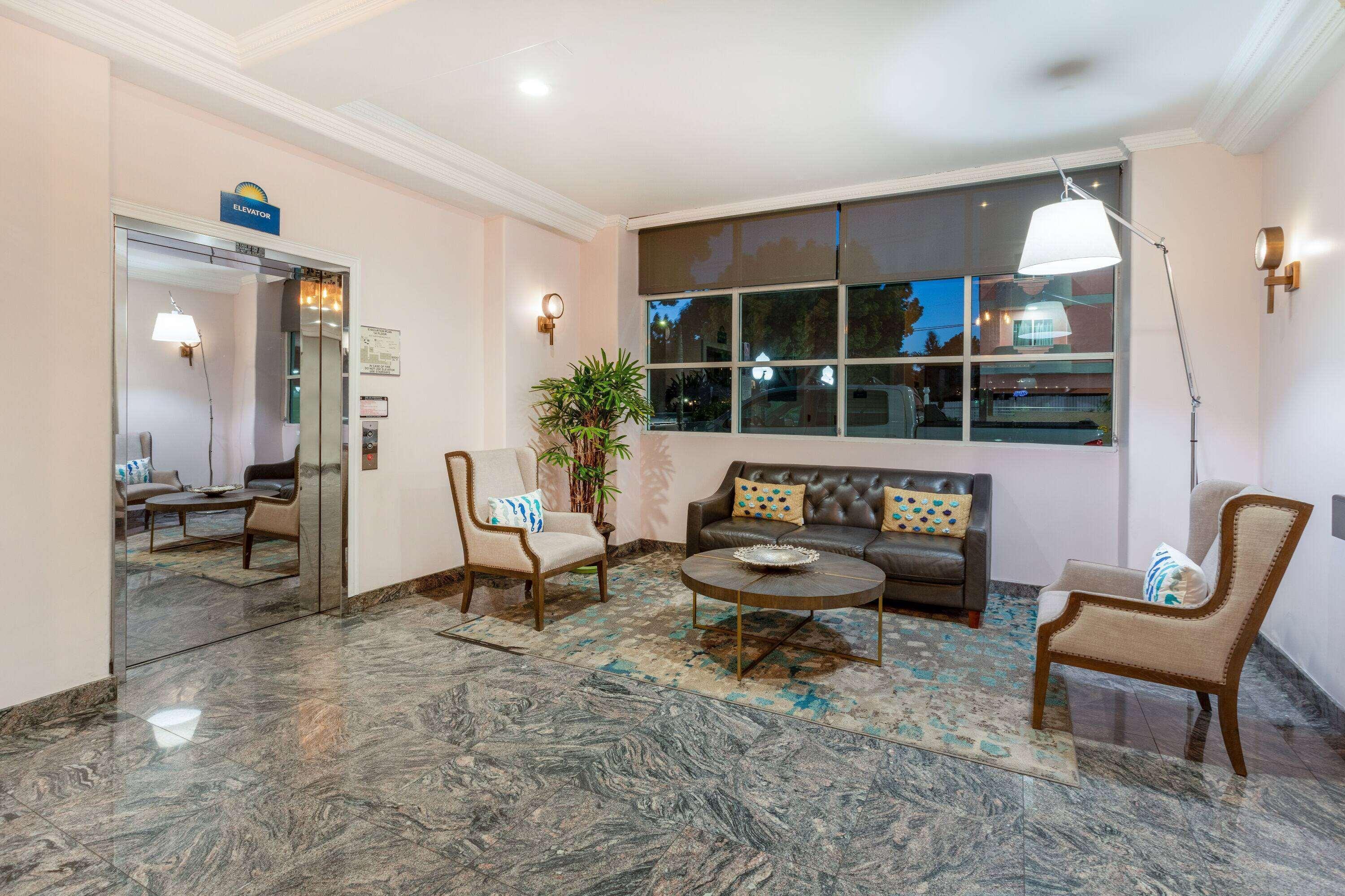 Vista Lobby Days Inn by Wyndham Santa Monica