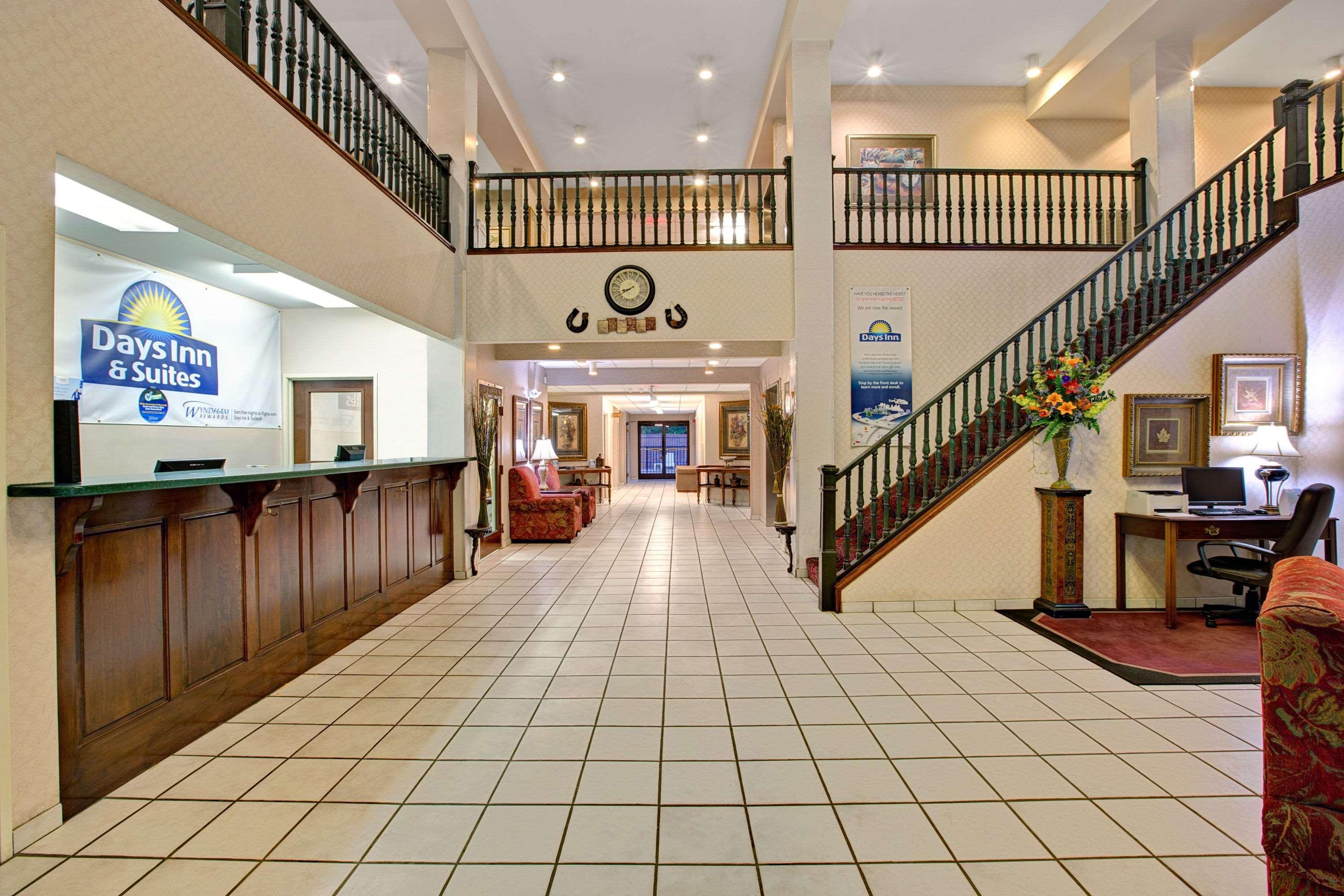Vista Lobby Days Inn & Suites by Wyndham Hickory