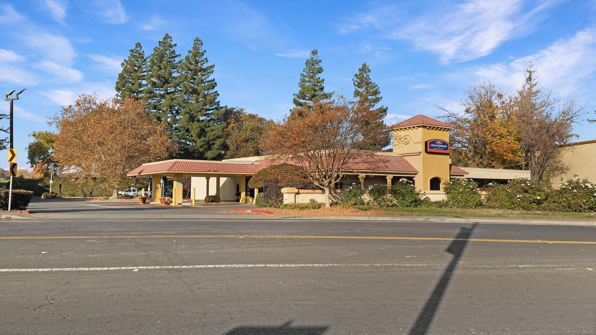 Vista Exterior Howard Johnson by Wyndham Sacramento Downtown