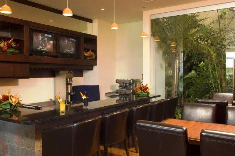 Bar/Salón Rincón del Valle Hotel & Suites