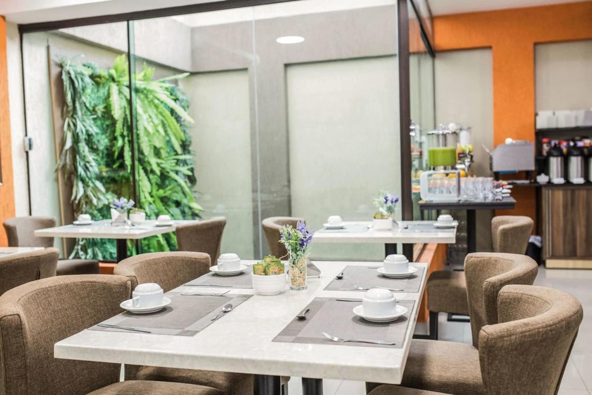 Restaurant Howard Johnson by Wyndham Ciudad del Este