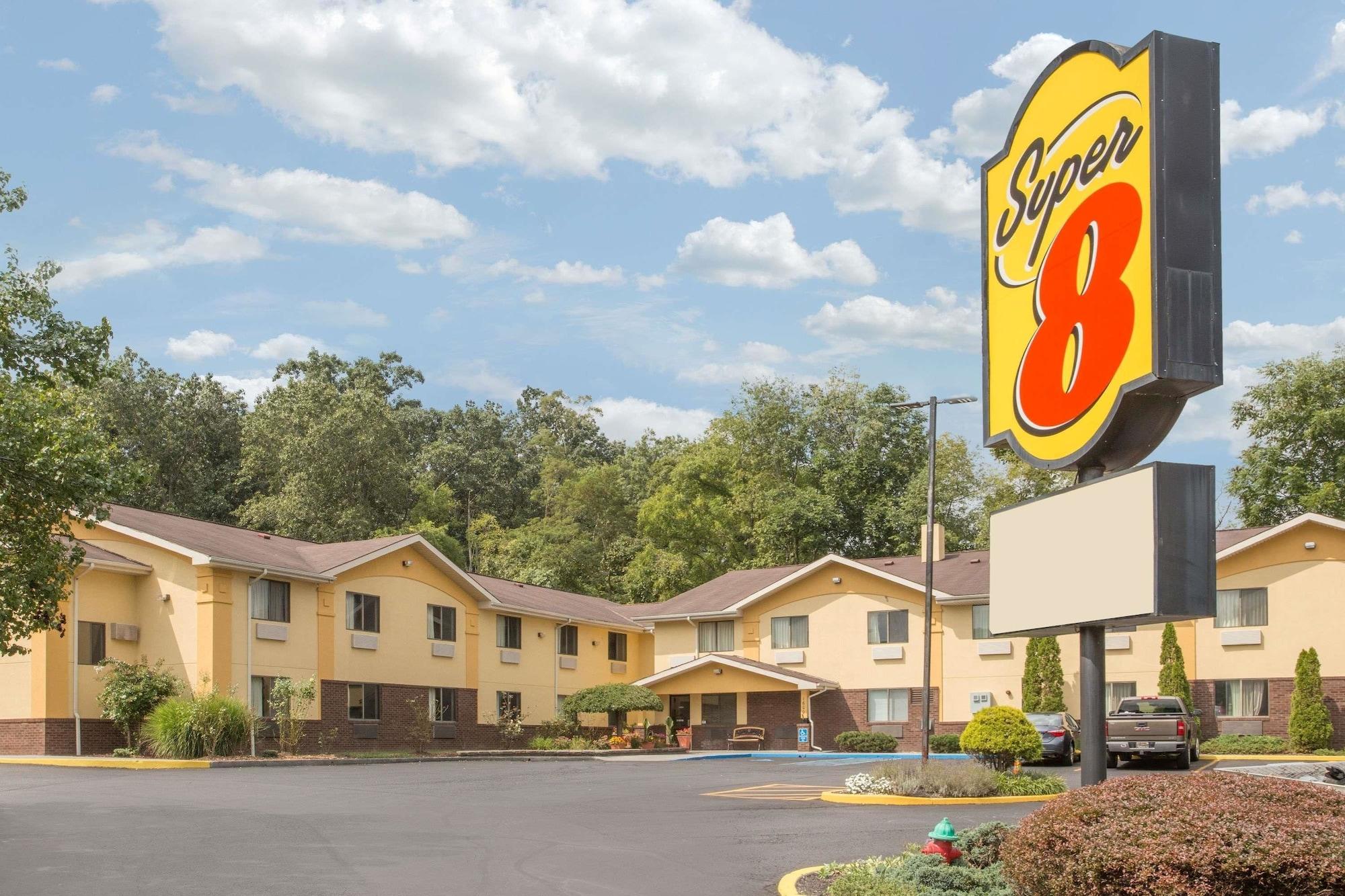 Vista Exterior Super 8 by Wyndham Radford VA