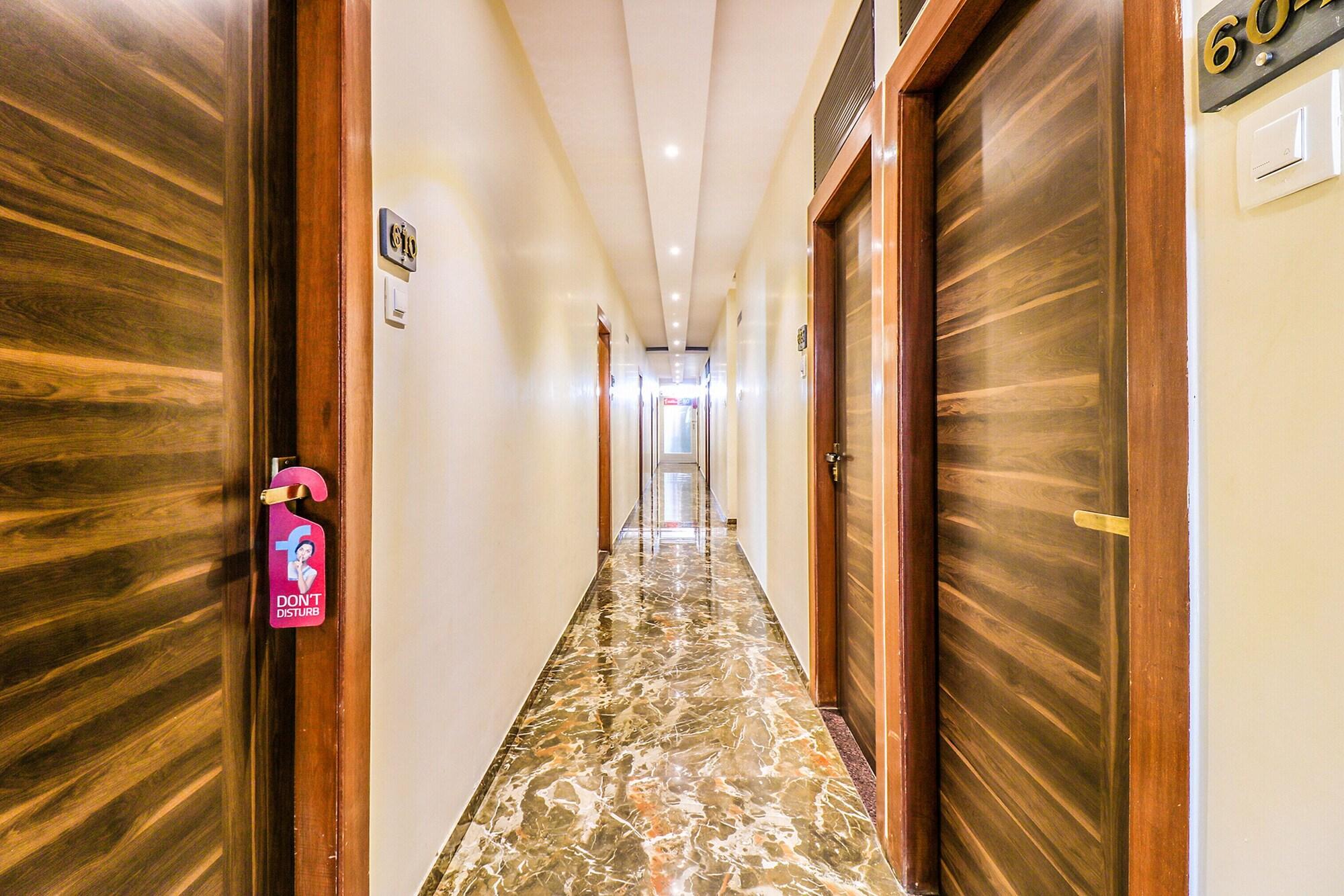 Vista Lobby FabHotel Aksa International