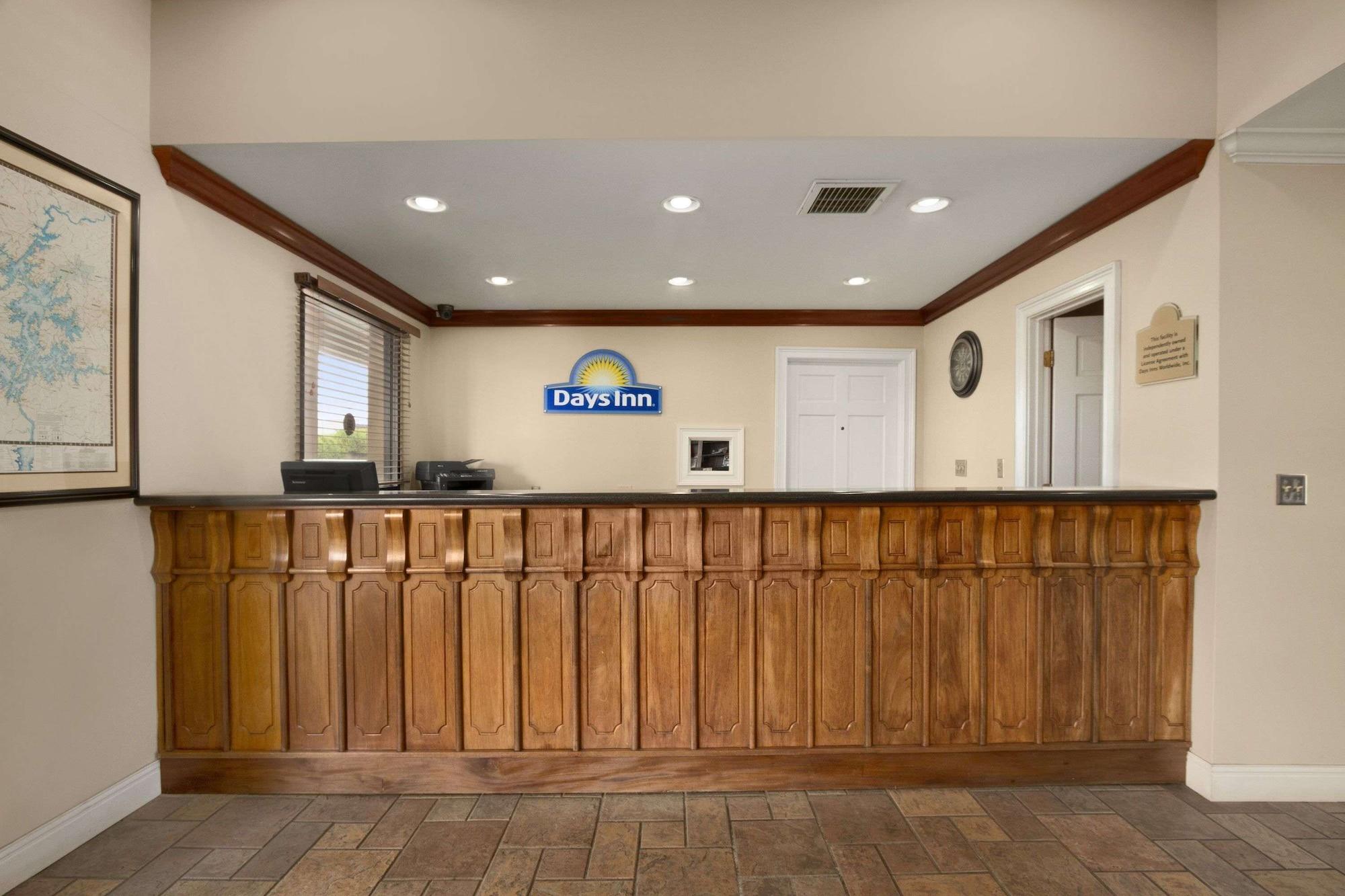 Vista Lobby Days Inn by Wyndham Alexander City