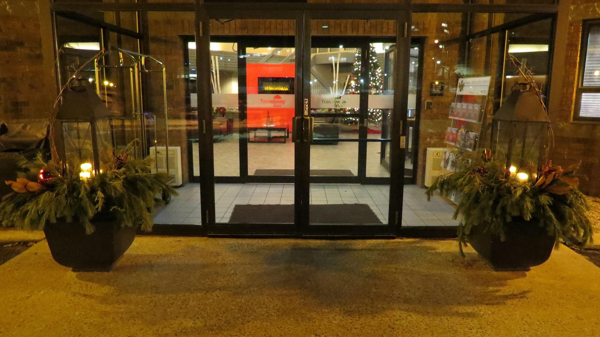 Vista Exterior Travelway Inn Sudbury