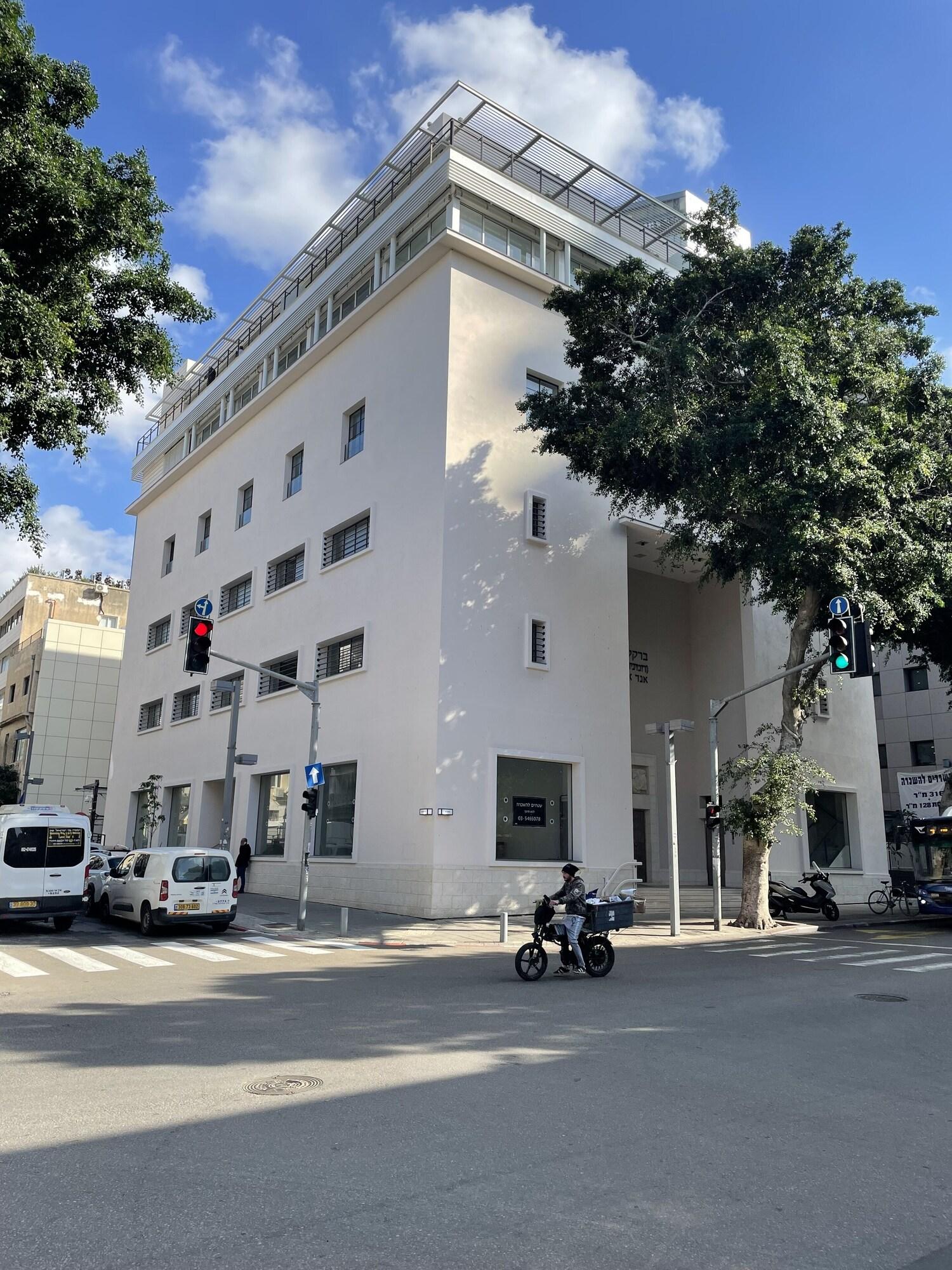 Vista Exterior Mr. Rothschild by TLV2GO