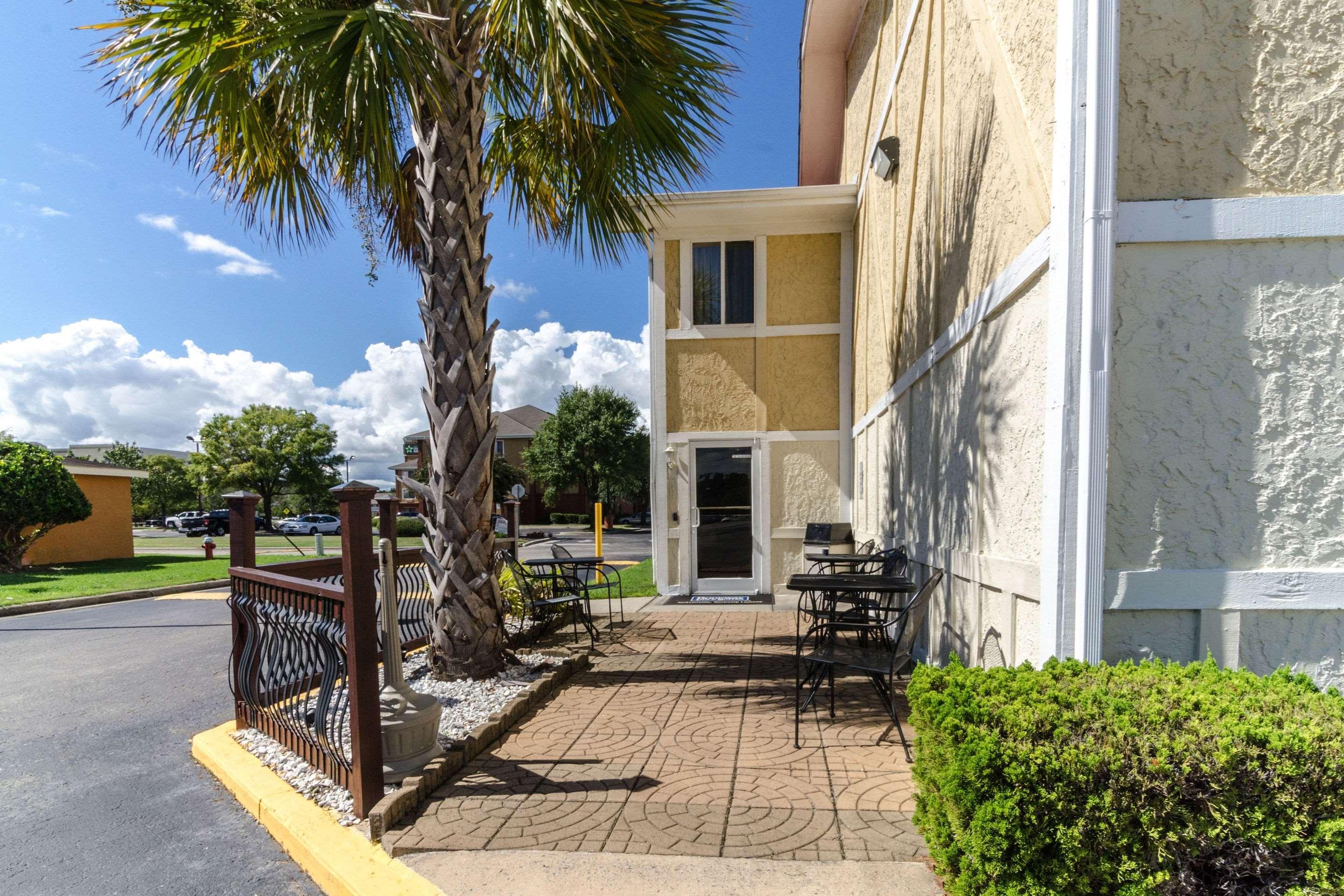 Vista Exterior Rodeway Inn & Suites Jacksonville near Camp Lejeune