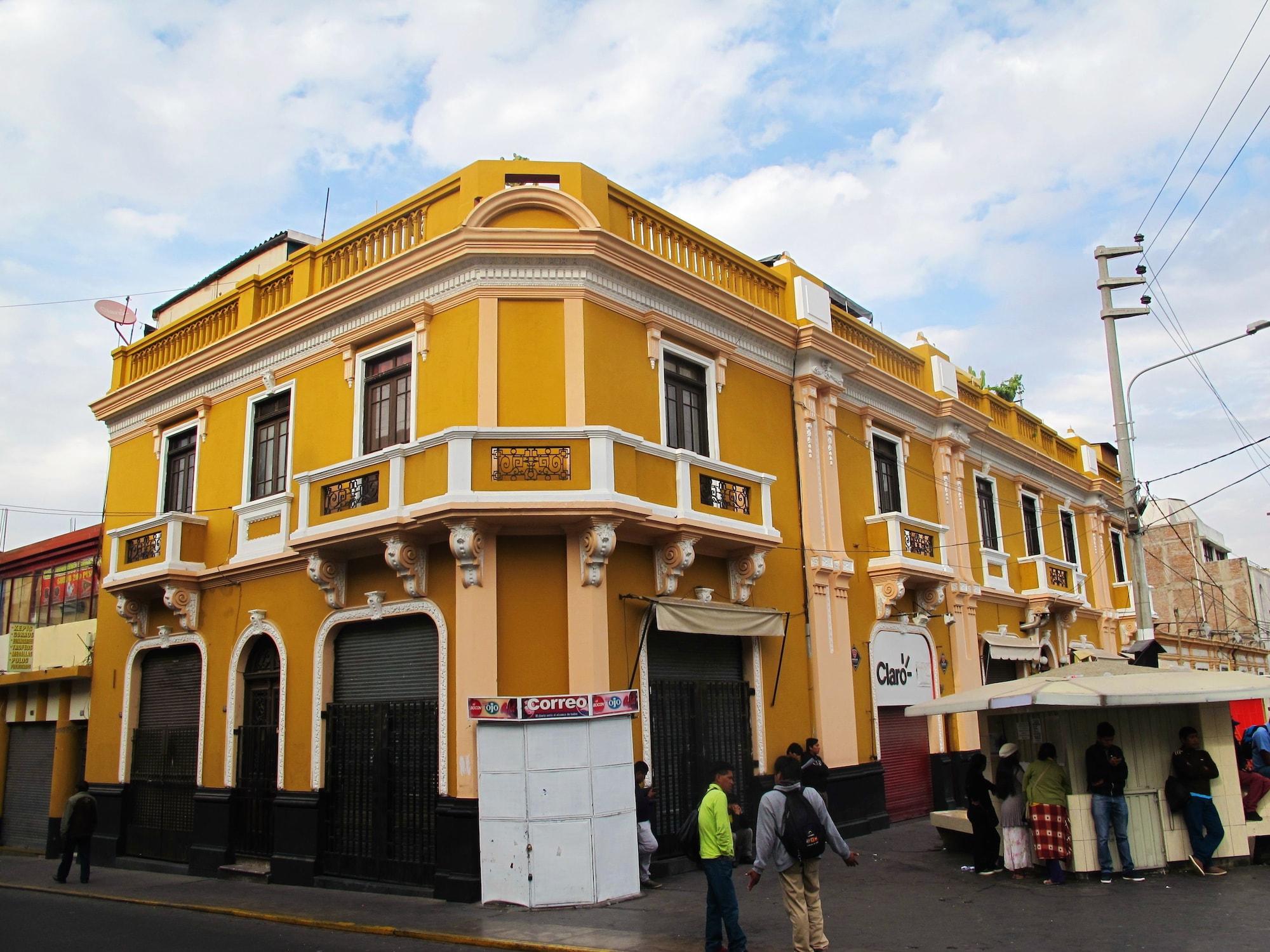 Varios Park Hostel