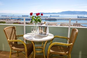 Alojamiento - The Rock Hotel