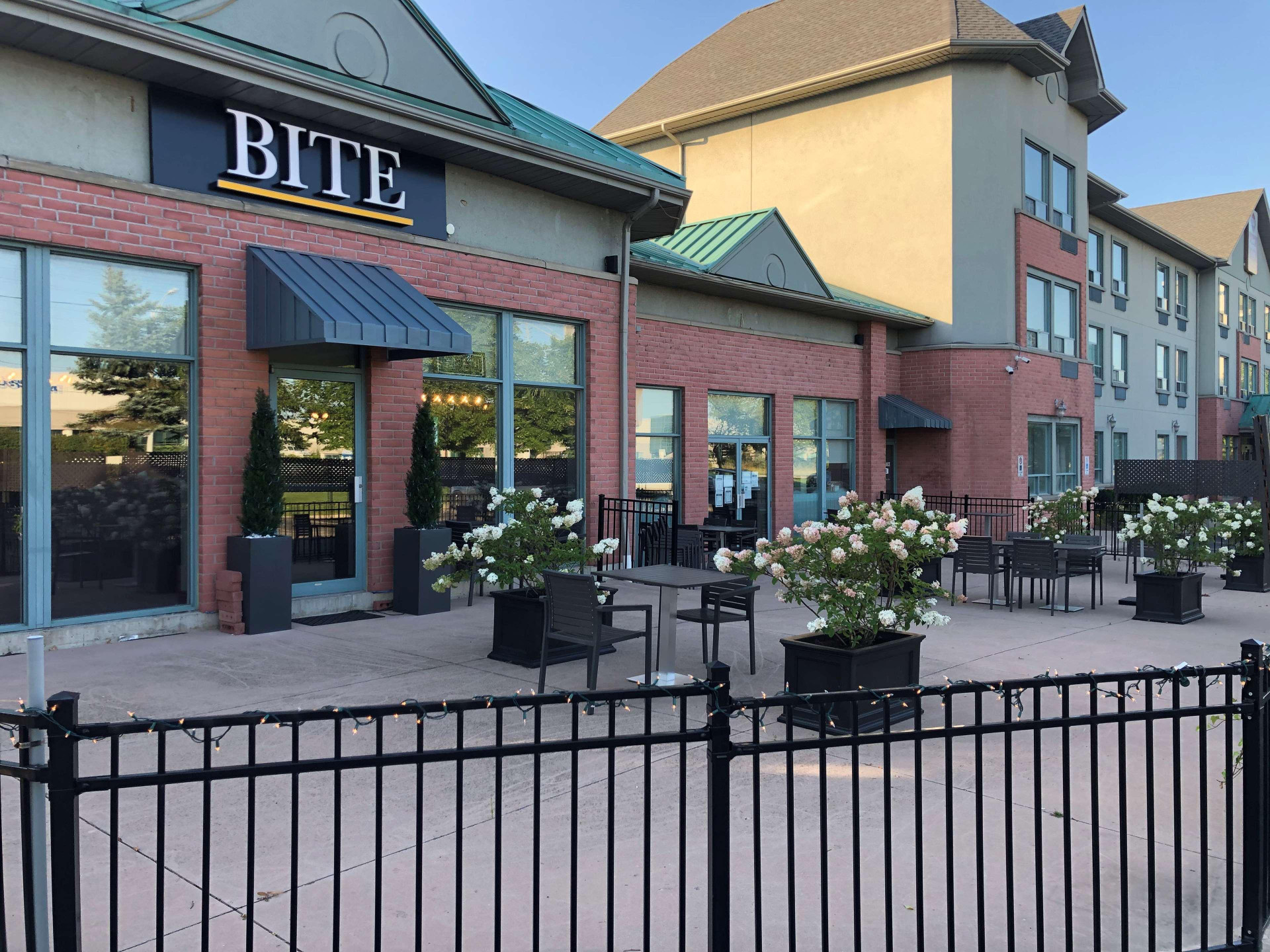 Restaurant Best Western Plus Travel Hotel Toronto Airport