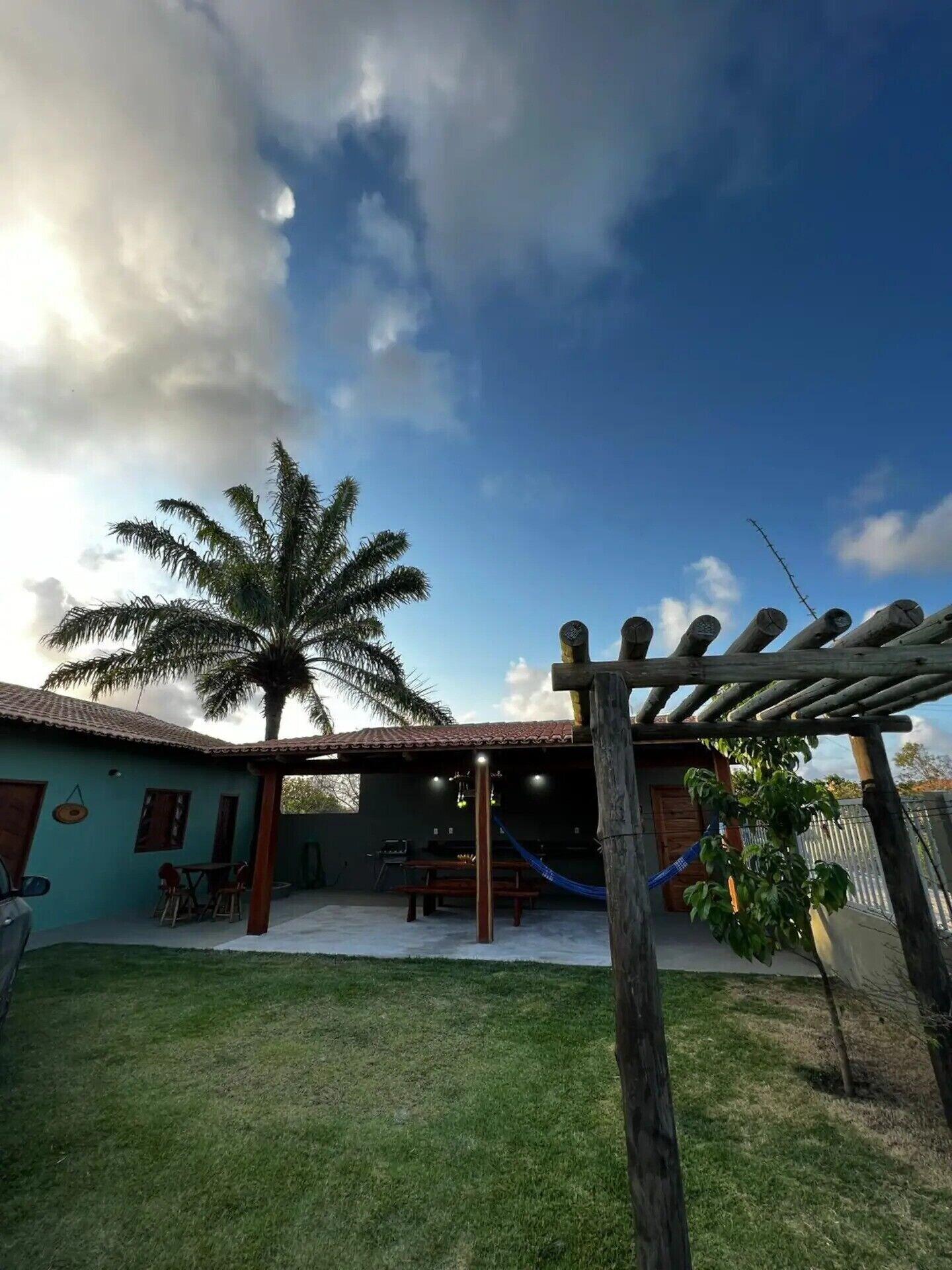 Vista Exterior Casa Aconchegante 5 Min Praia com Churrasqueira