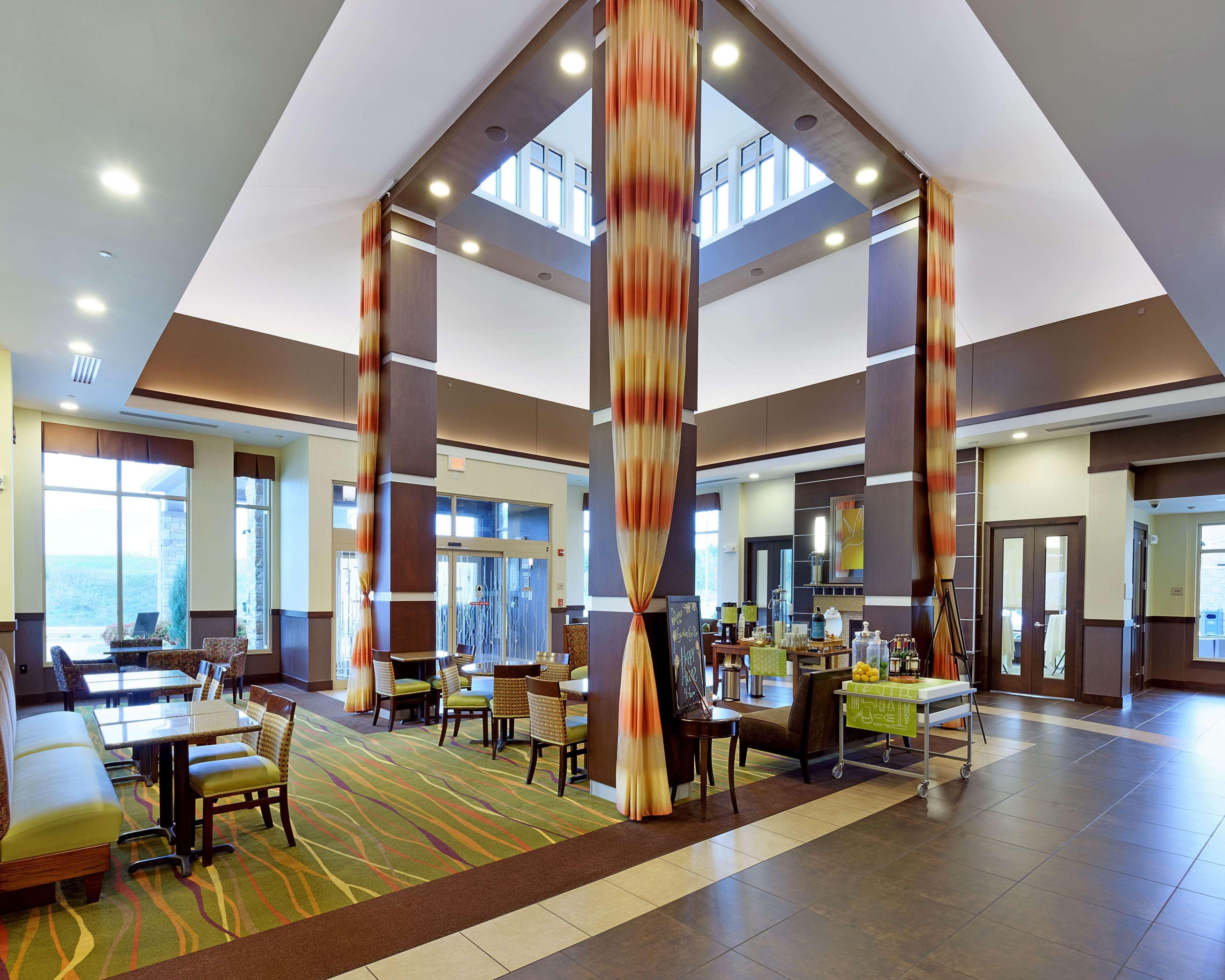Vista Lobby Hilton Garden Inn Springfield, MO