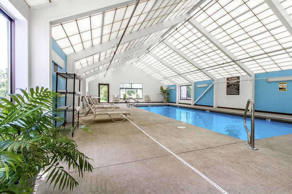 Vista da piscina Comfort Inn & Suites Waterville