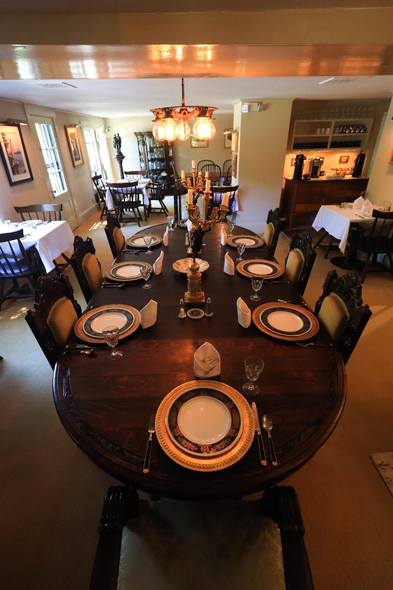 Restaurant Follansbee Inn