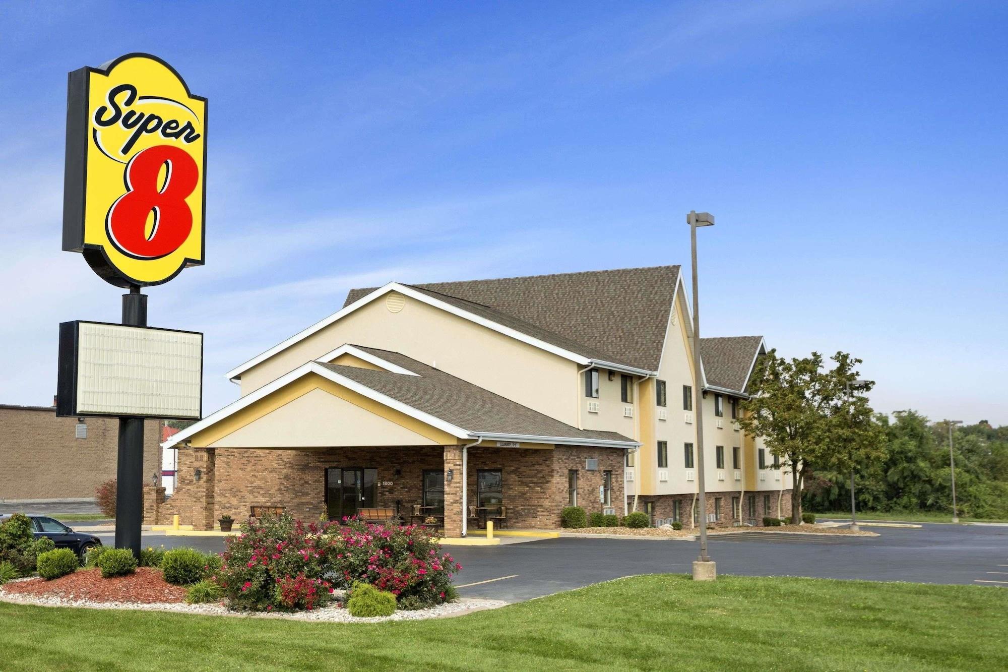Varios Super 8 by Wyndham Alton