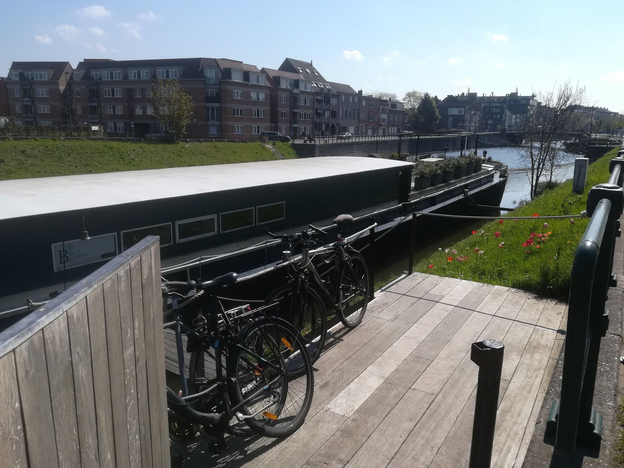 Vista Lobby BnB Boat