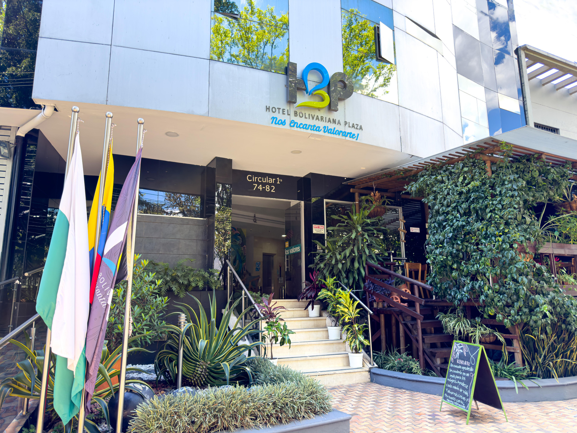 Vista Exterior Hotel Bolivariana plaza Medellín