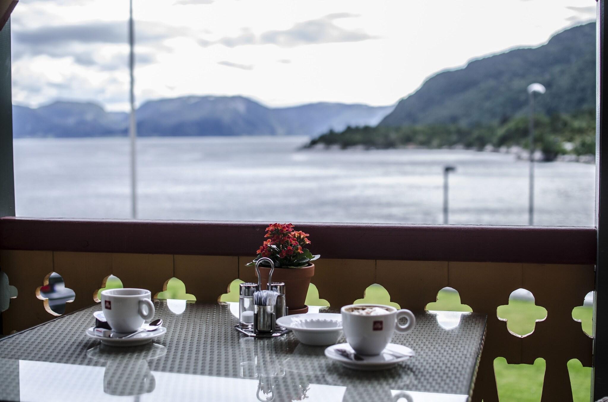 Bar/Salón Lavik Fjord Hotell