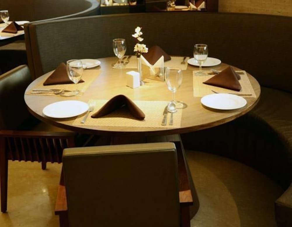 Restaurant Monotel Luxury Business Hotel