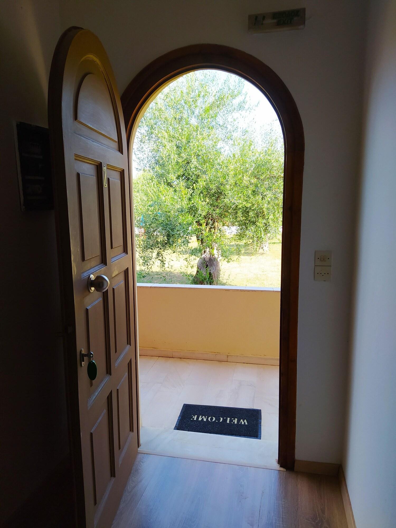 Vista Lobby Olive Garden Studios & Apts