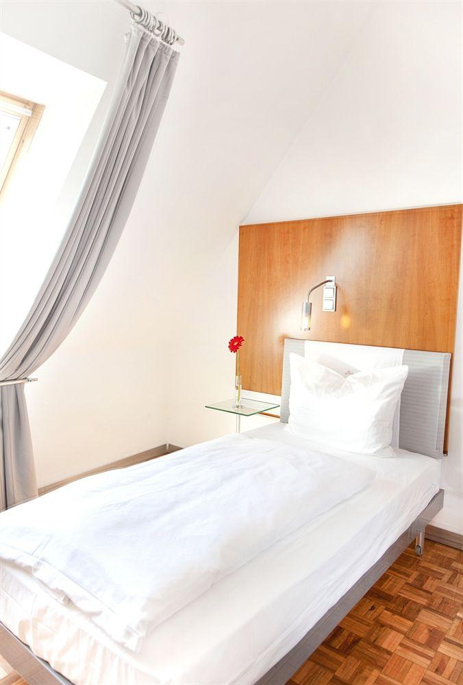 HOPPER Hotel et cetera by null